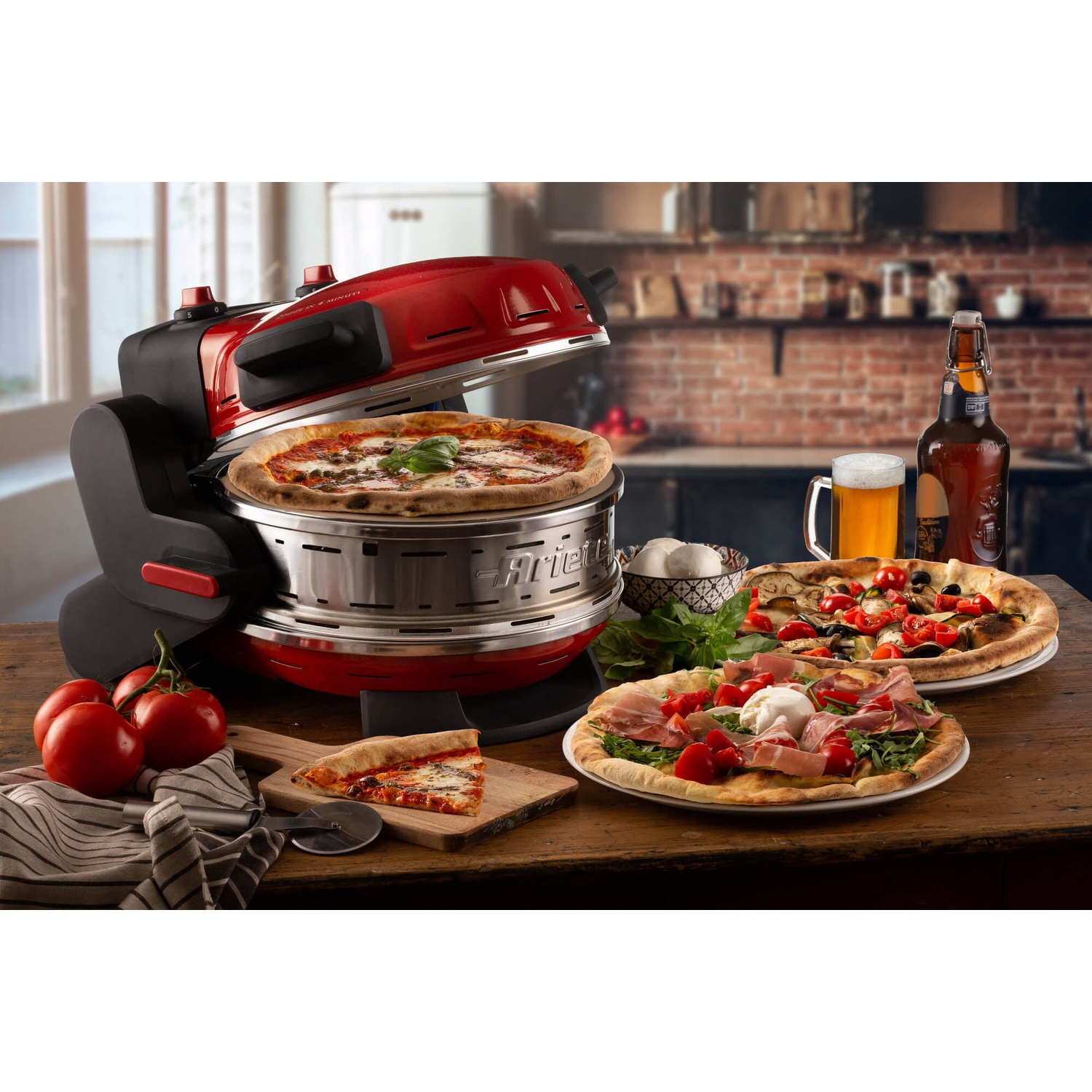 Un forno per pizza con pizze, ingredienti e bevande su un tavolo di legno, in un ambiente cucina.