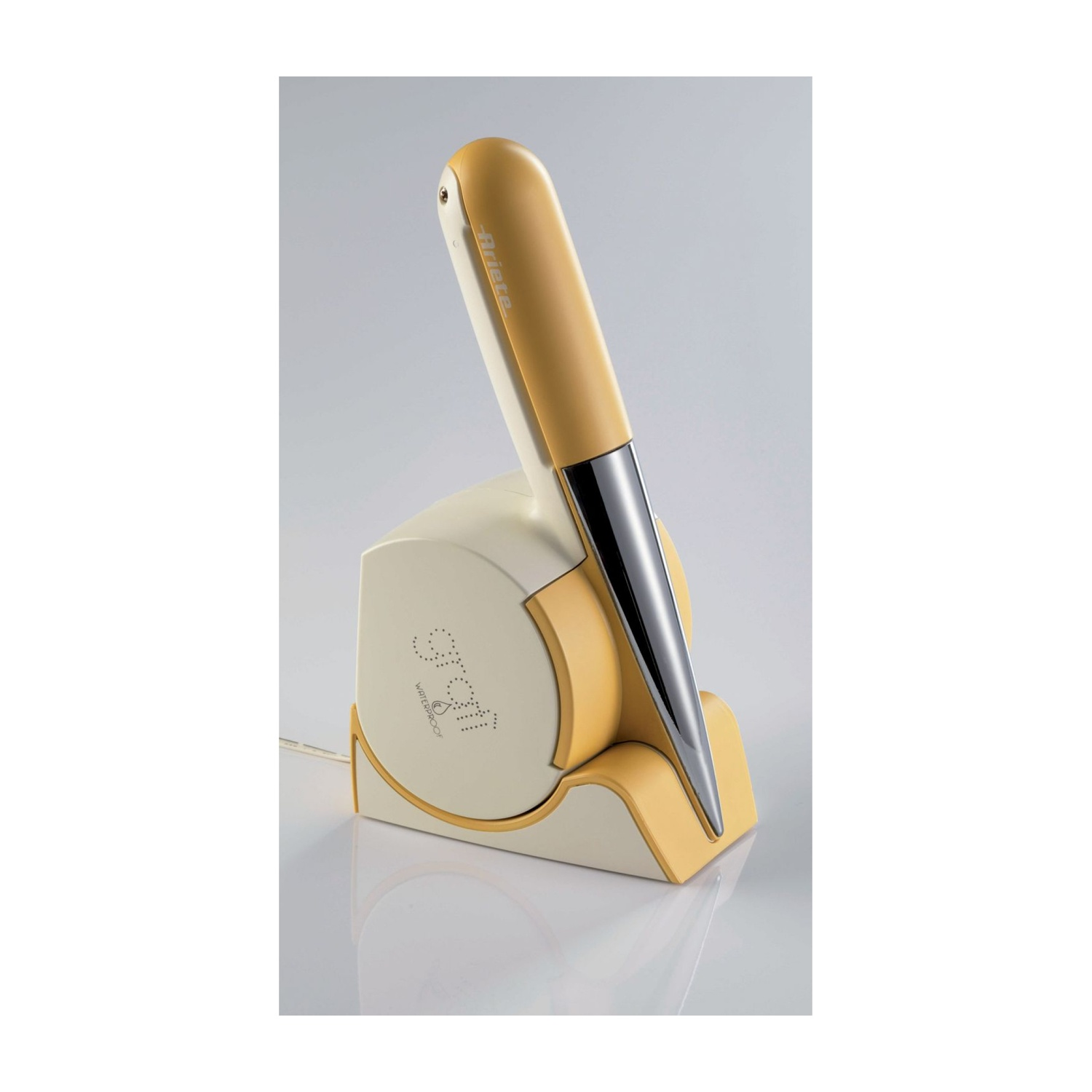 Una lampada da scrivania dal design insolito. È color crema e giallo, con un elemento in metallo argentato.