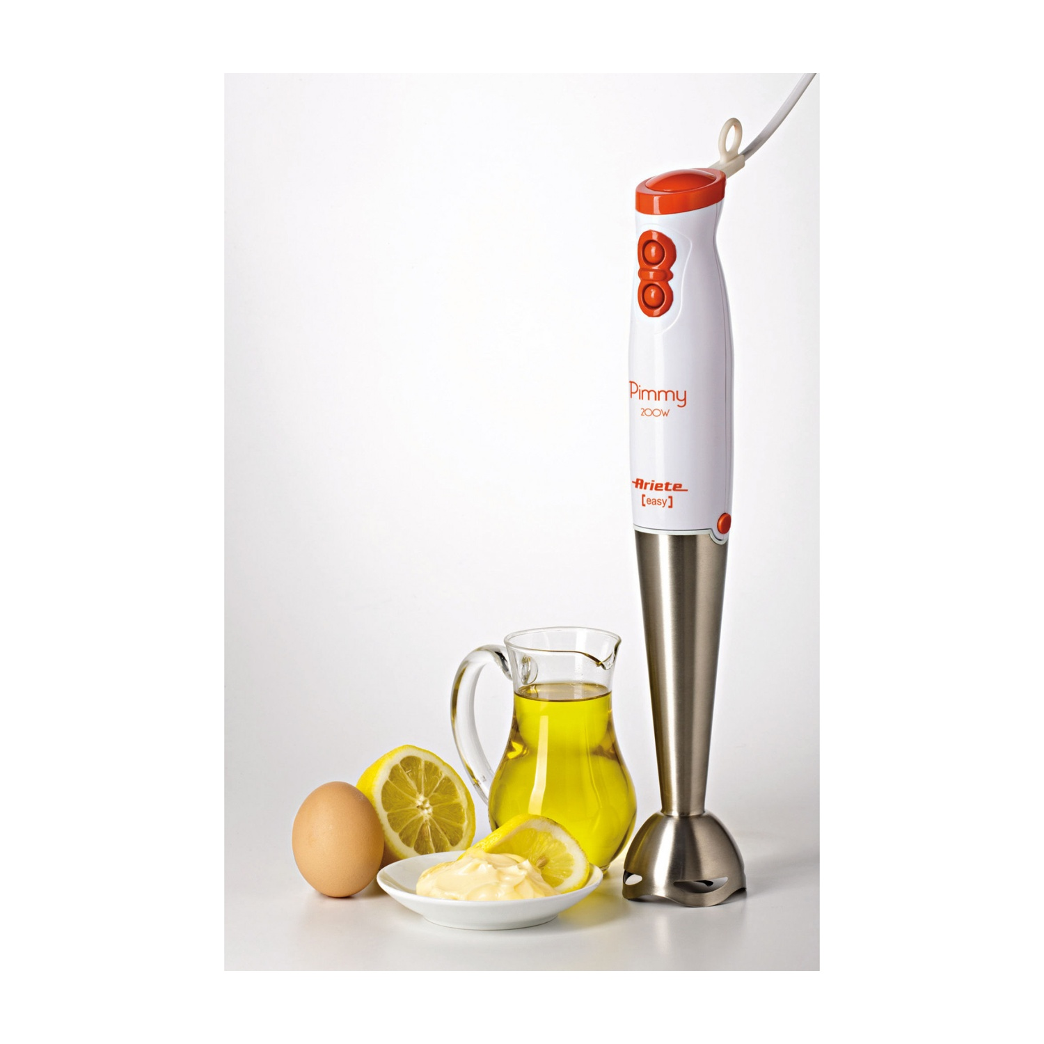 Frullatore a immersione bianco e arancione con ingredienti: olio, limone, uovo, maionese, su bianco.