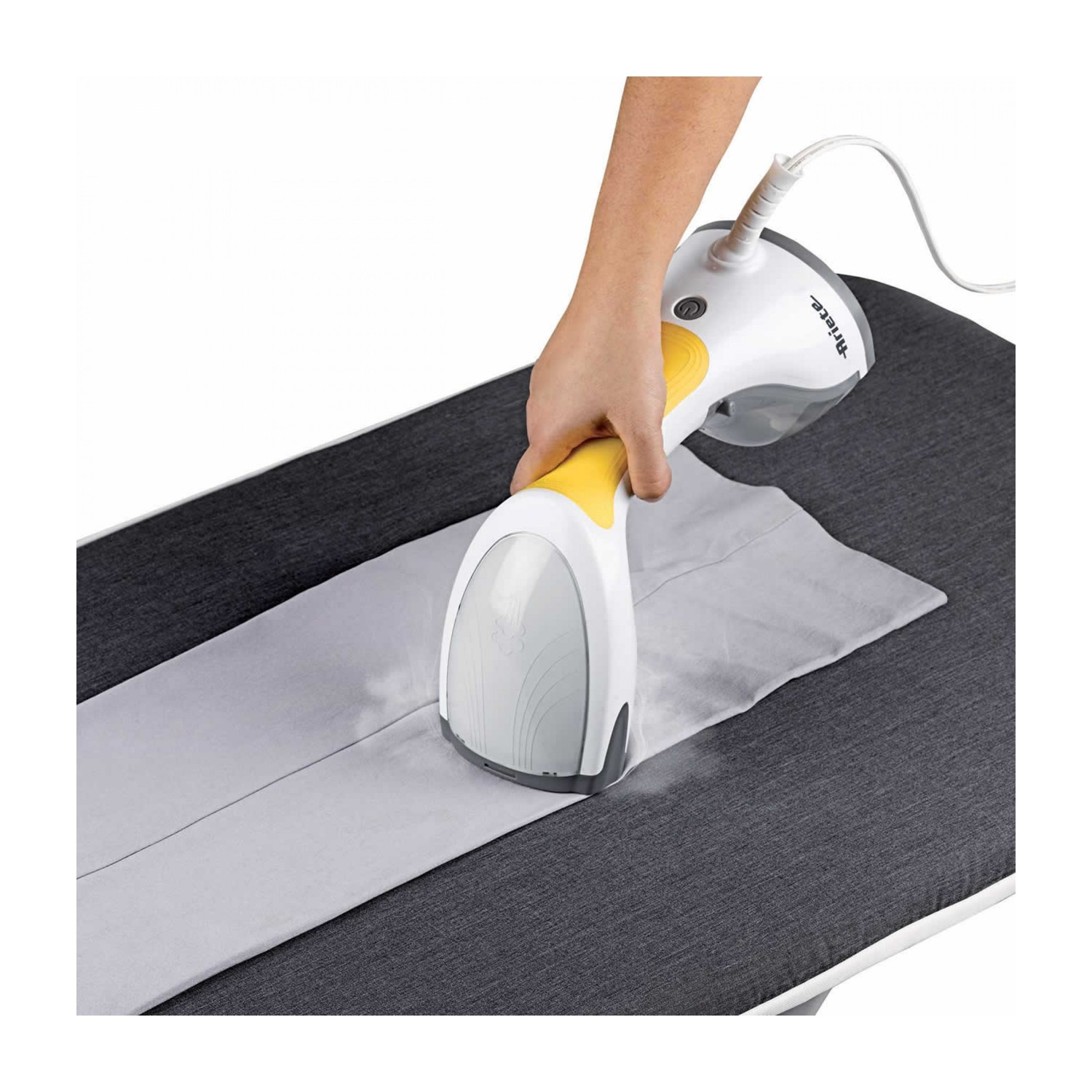 Una persona che stira un pantalone grigio chiaro su un'asse da stiro grigio scuro, con un ferro bianco e giallo.