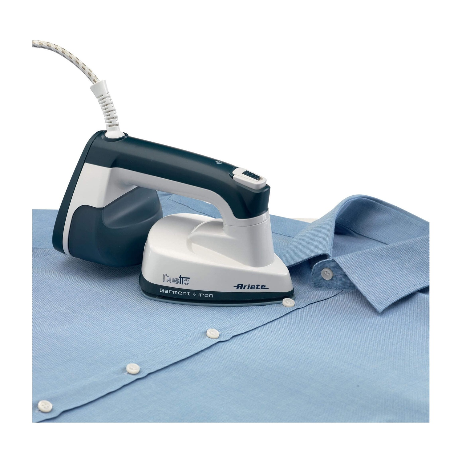 Una camicia blu viene stirata con un ferro da stiro bianco e verde scuro su una superficie bianca.