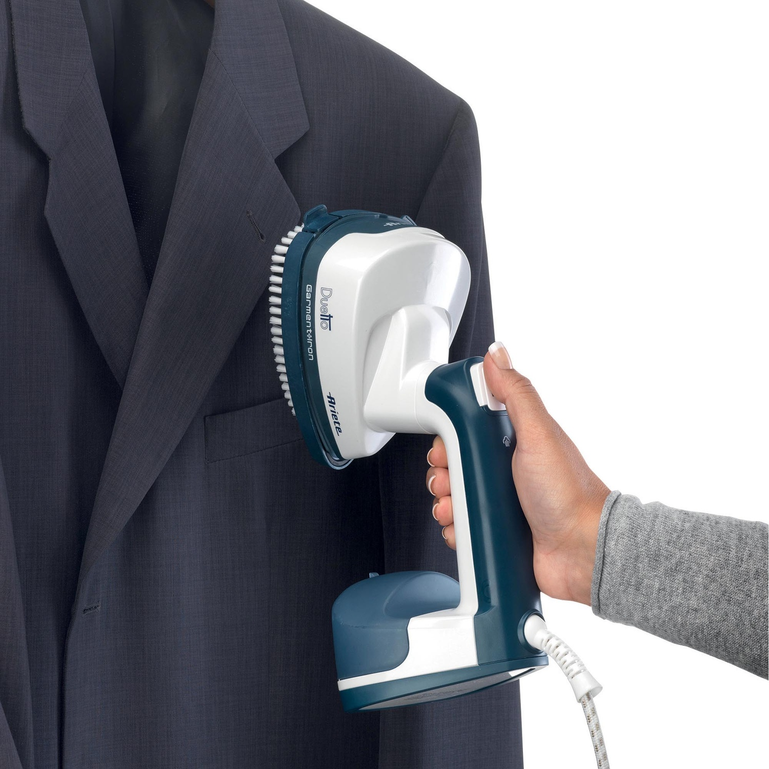 Un ferro da stiro a vapore che vaporizza una giacca da abito blu navy.
