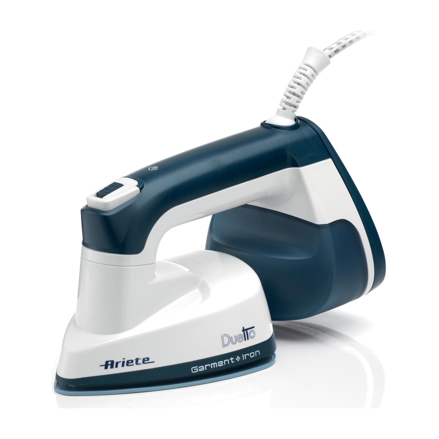 Un ferro da stiro bianco e blu su sfondo bianco, con testo sul ferro.
