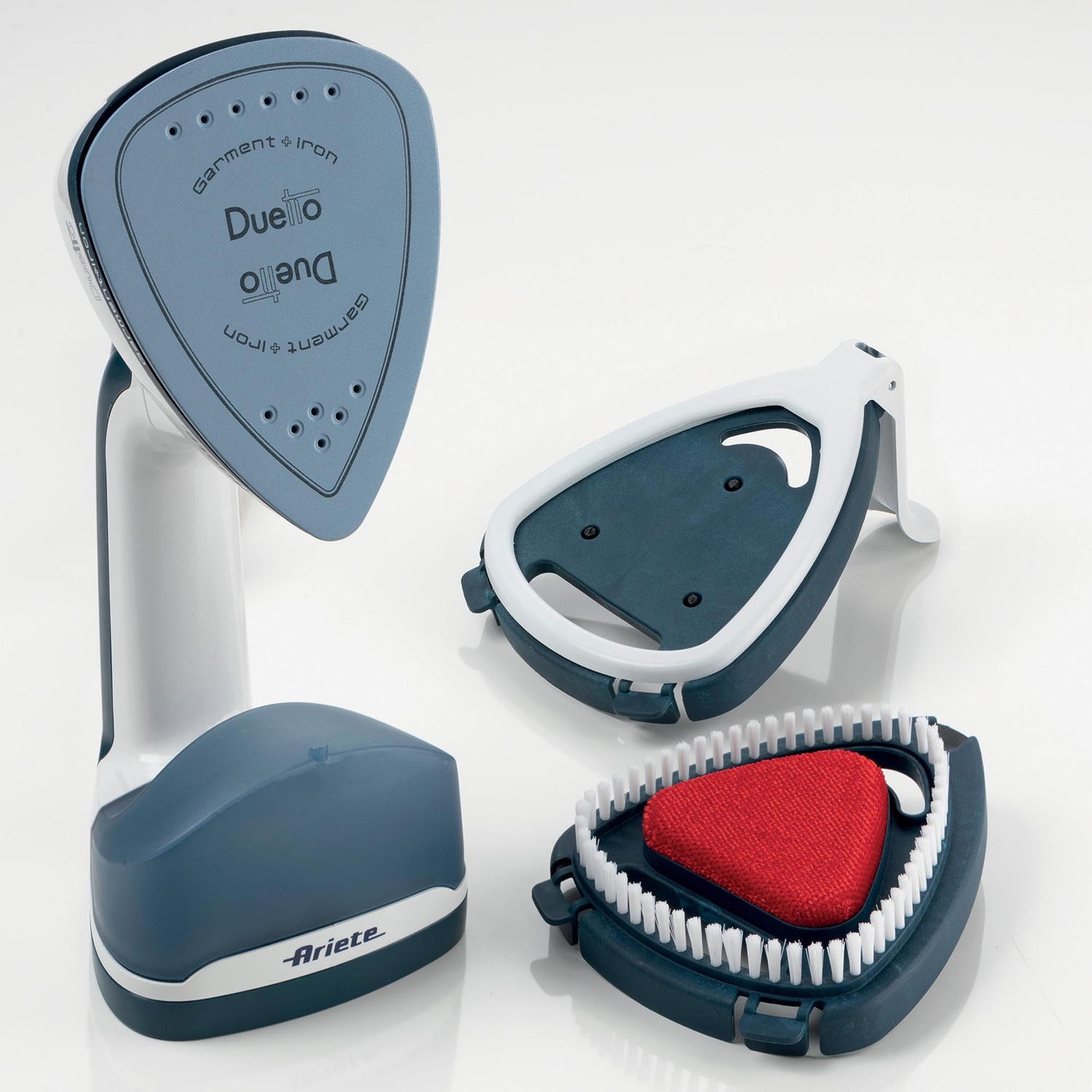 Un vaporizzatore per indumenti e i suoi accessori su una superficie bianca. Ha una combinazione di colori blu e bianco.