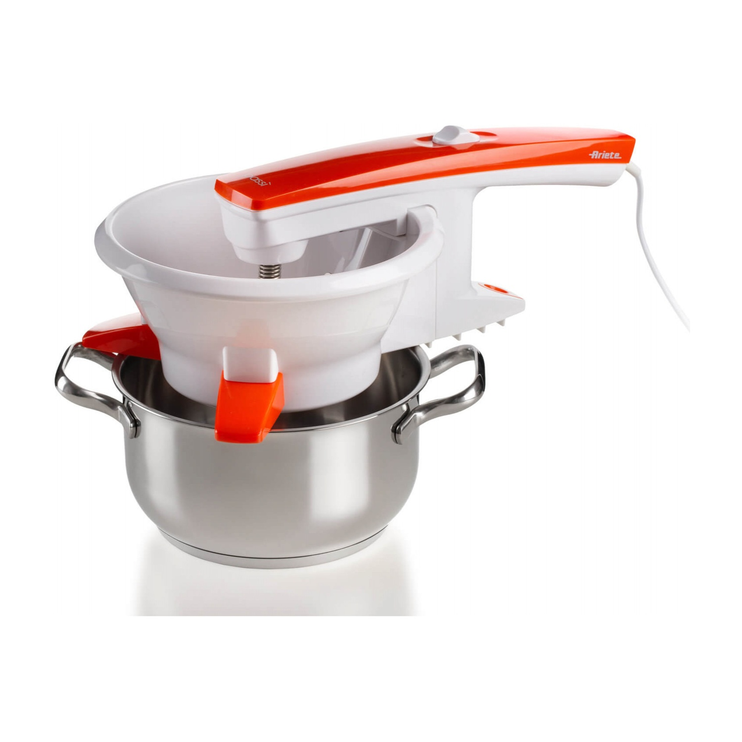 Una passapomodoro bianca e rossa con una pentola in acciaio inox sotto, su sfondo bianco.