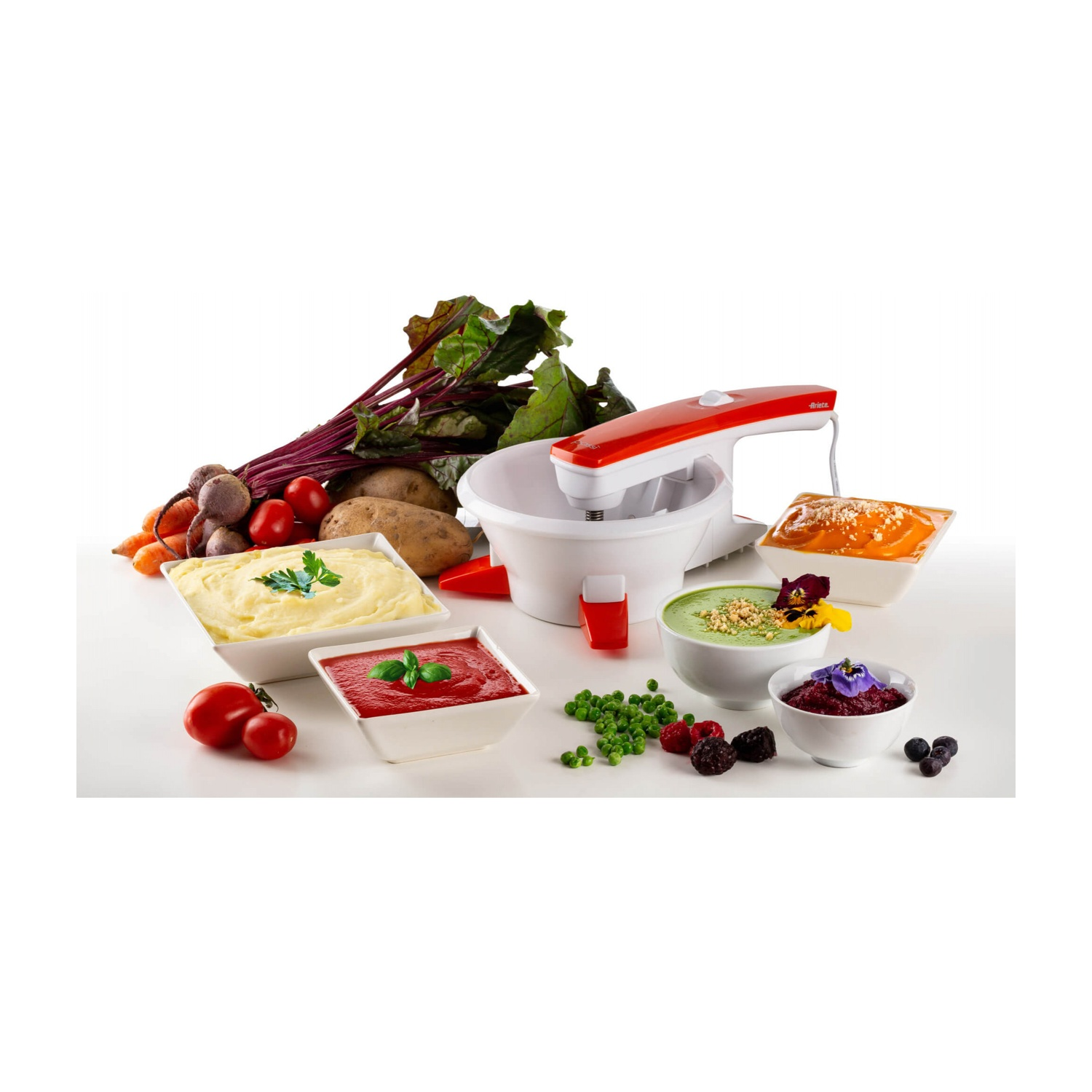 Un assortimento di verdure e salse, accanto a un robot da cucina bianco con manico rosso.