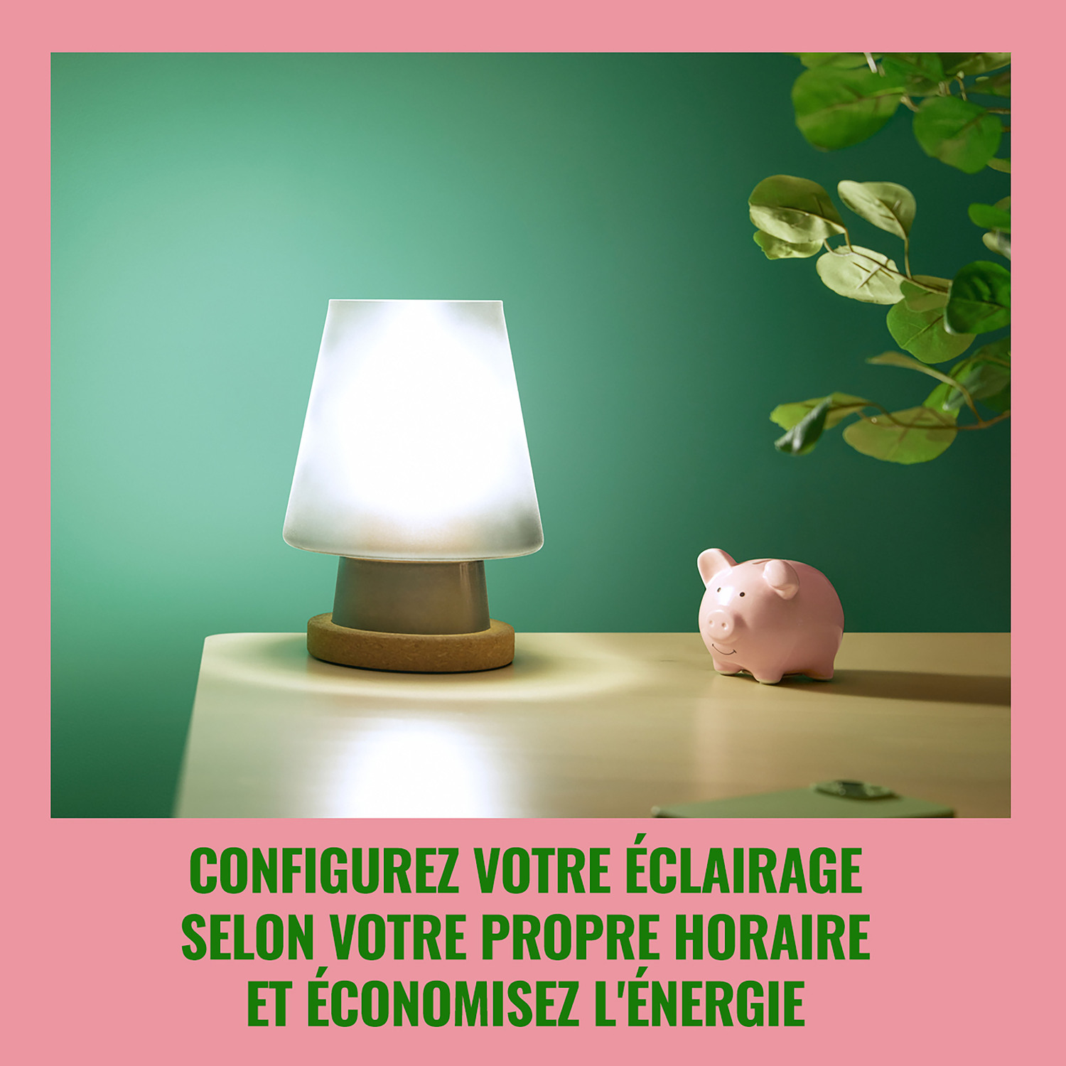 Une lampe blanche sur une table. Une tirelire rose sur la table, et des feuilles en arrière-plan.