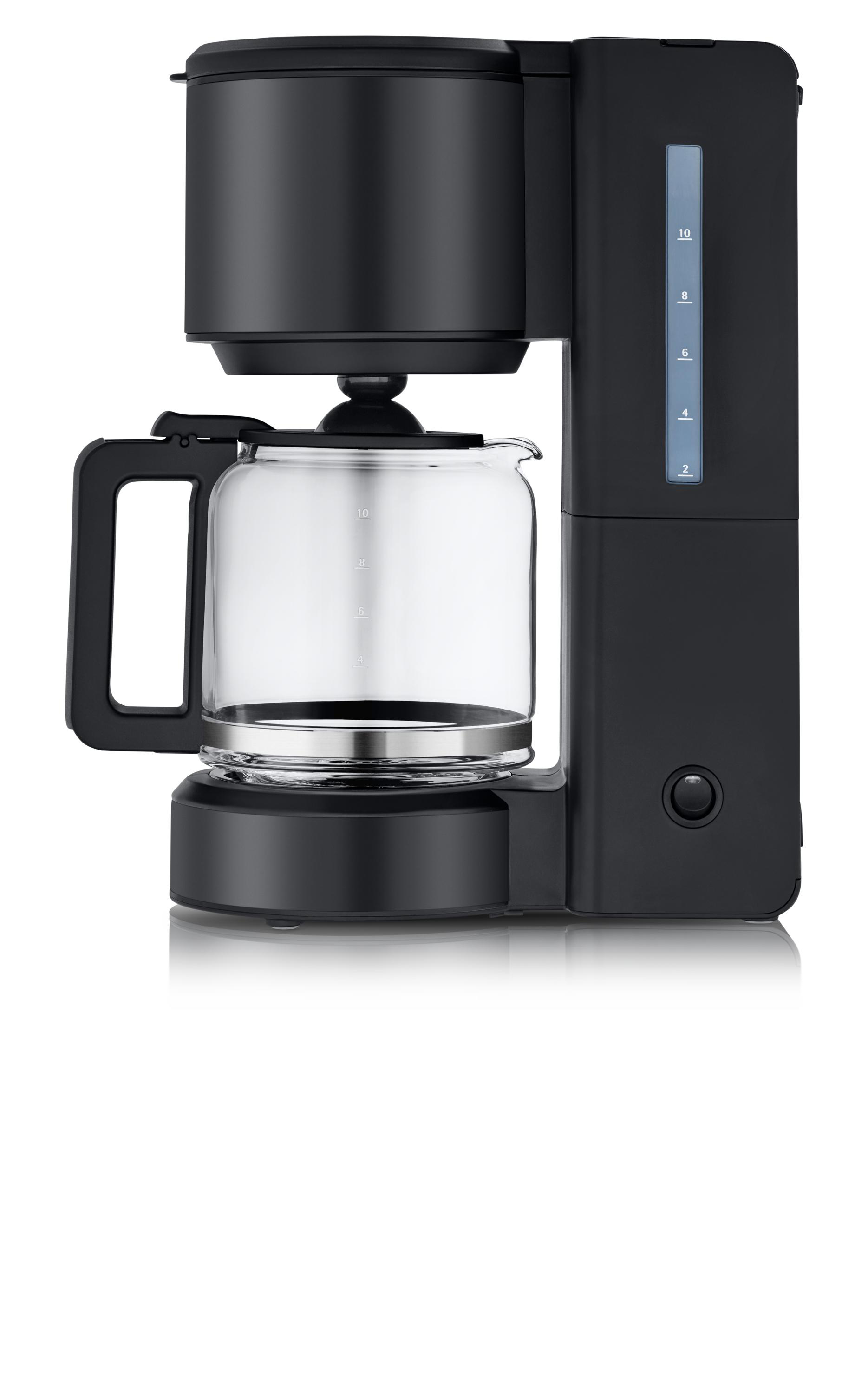 Eine schwarze Kaffeemaschine mit einer Glaskaraffe. Die Kaffeemaschine steht vor weißem Hintergrund.