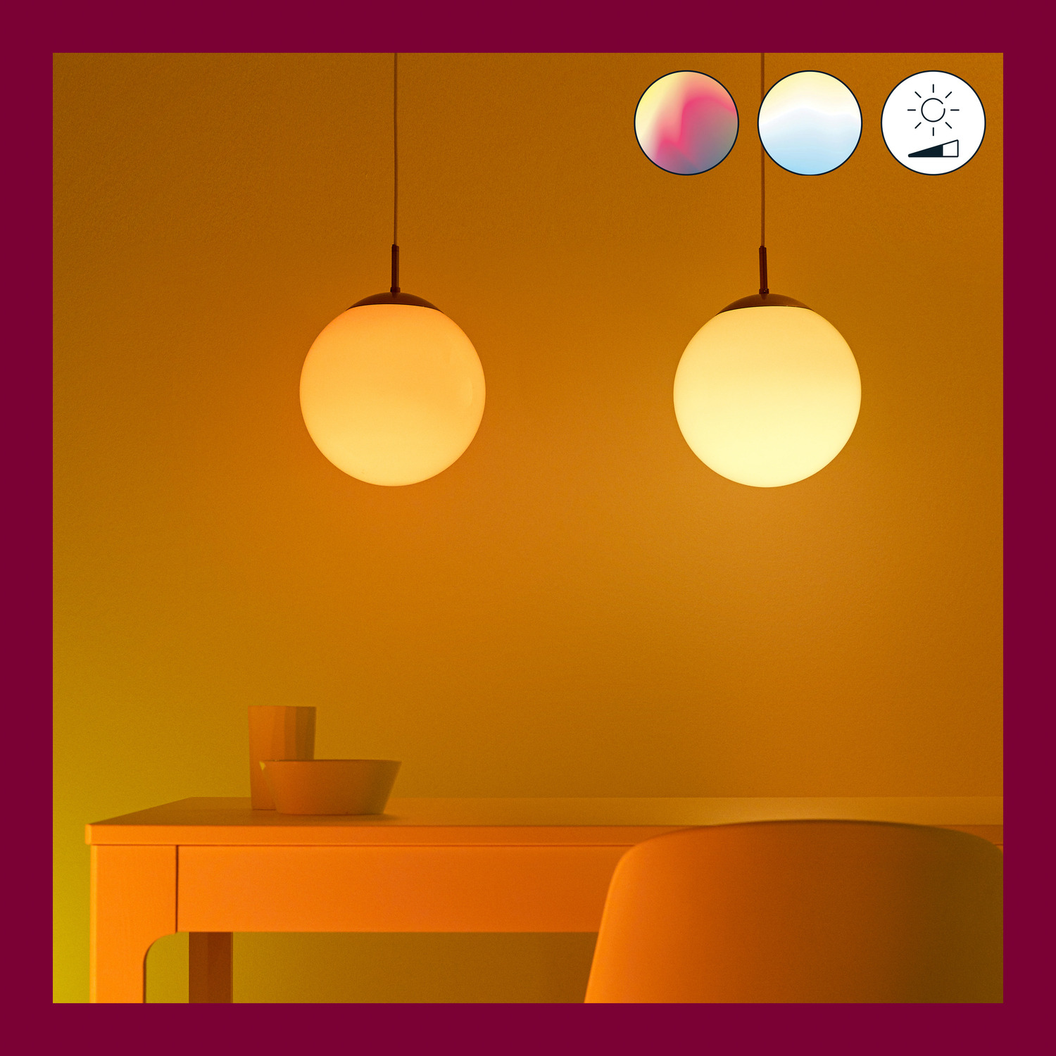 Deux lampes suspendues avec des lampes sphériques au-dessus d'une table. Les lumières ont différentes options de couleur.