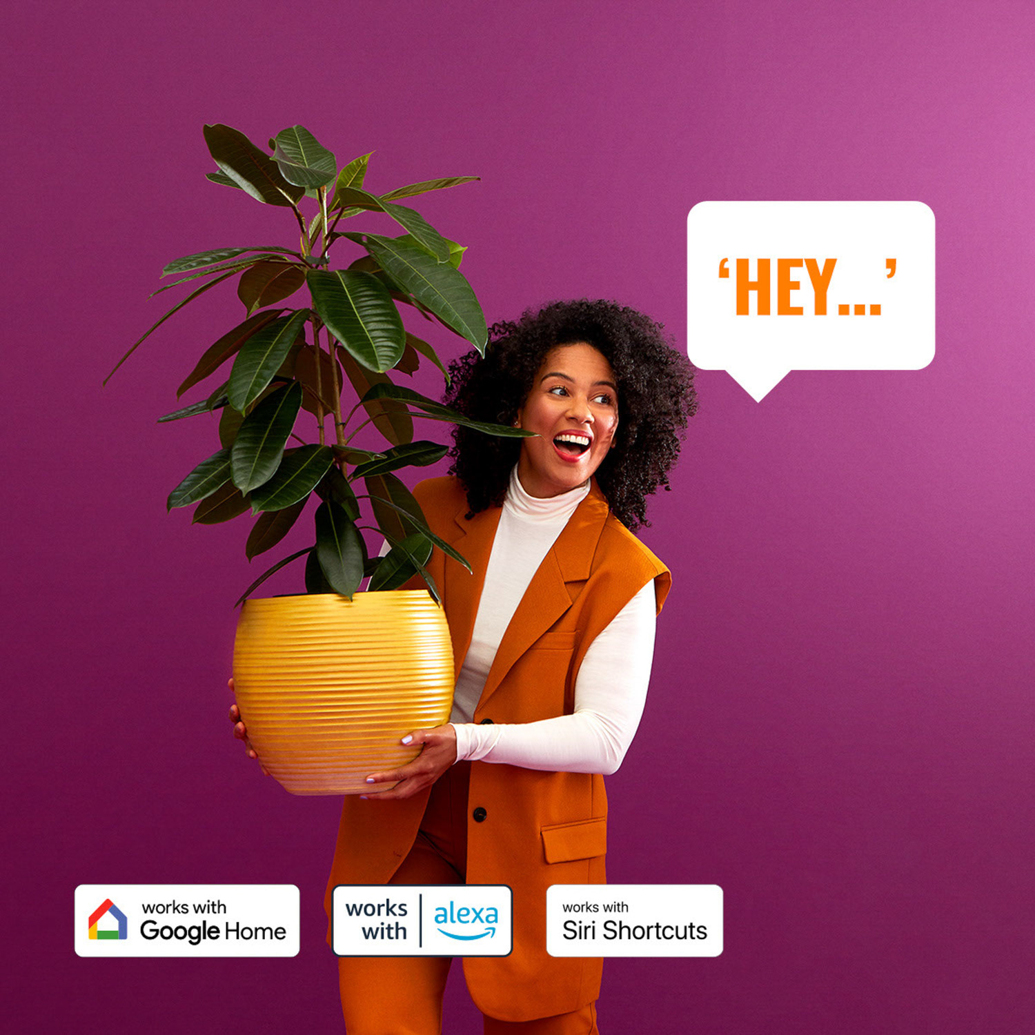 Une femme tient une plante en pot jaune, souriante. Une bulle de dialogue dit 'HEY...'. L'arrière-plan est violet.