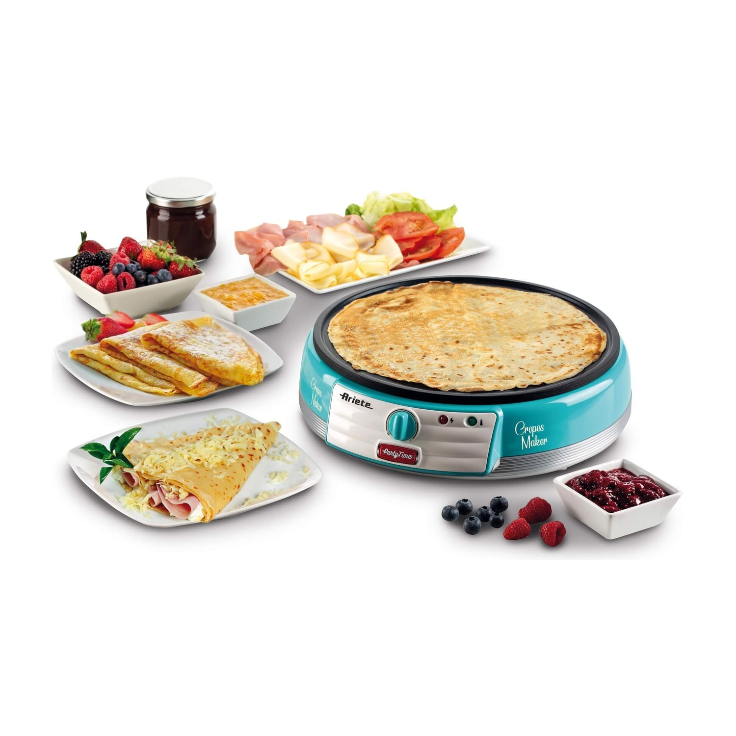 Crepiera con crepe cotte e ingredienti: frutti di bosco, prosciutto, formaggio e marmellata. Sfondo bianco.