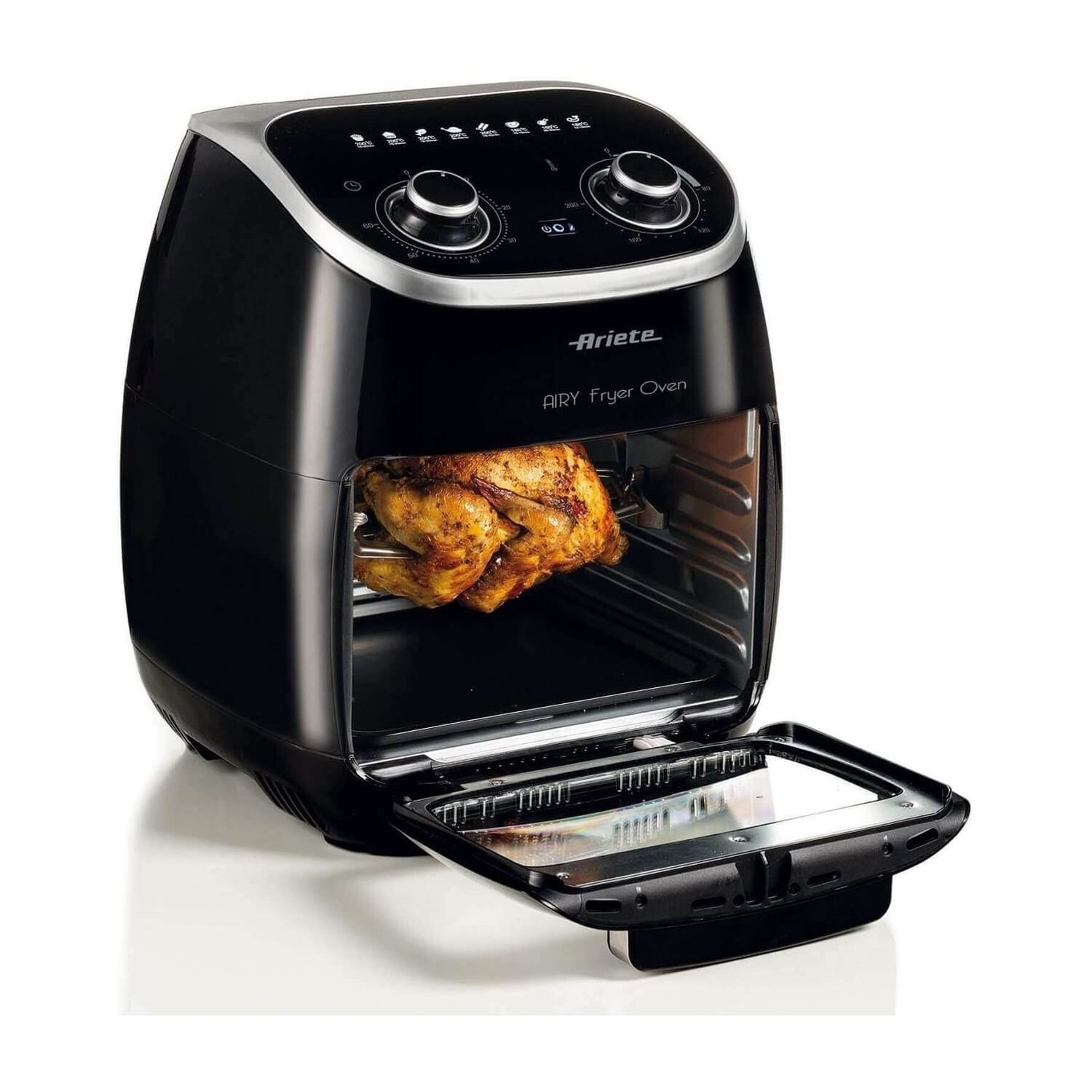 Forno friggitrice ad aria nero con un pollo cotto all'interno, e la sua porta aperta, con una maniglia nera.