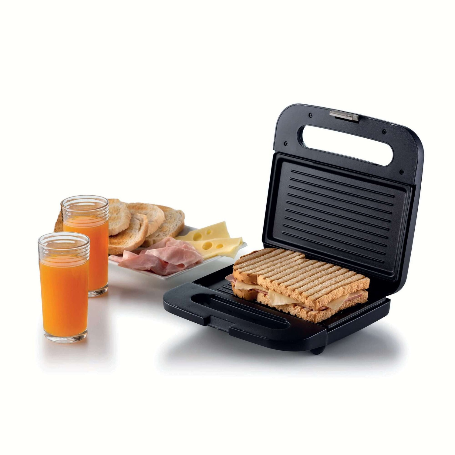 Una piastra per sandwich con un sandwich e succo d'arancia.
