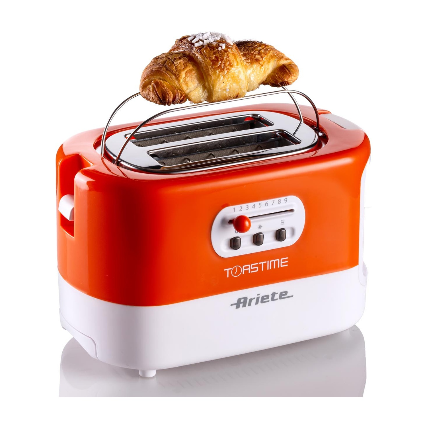 Tostapane arancione e bianco con croissant sopra. Sfondo bianco.