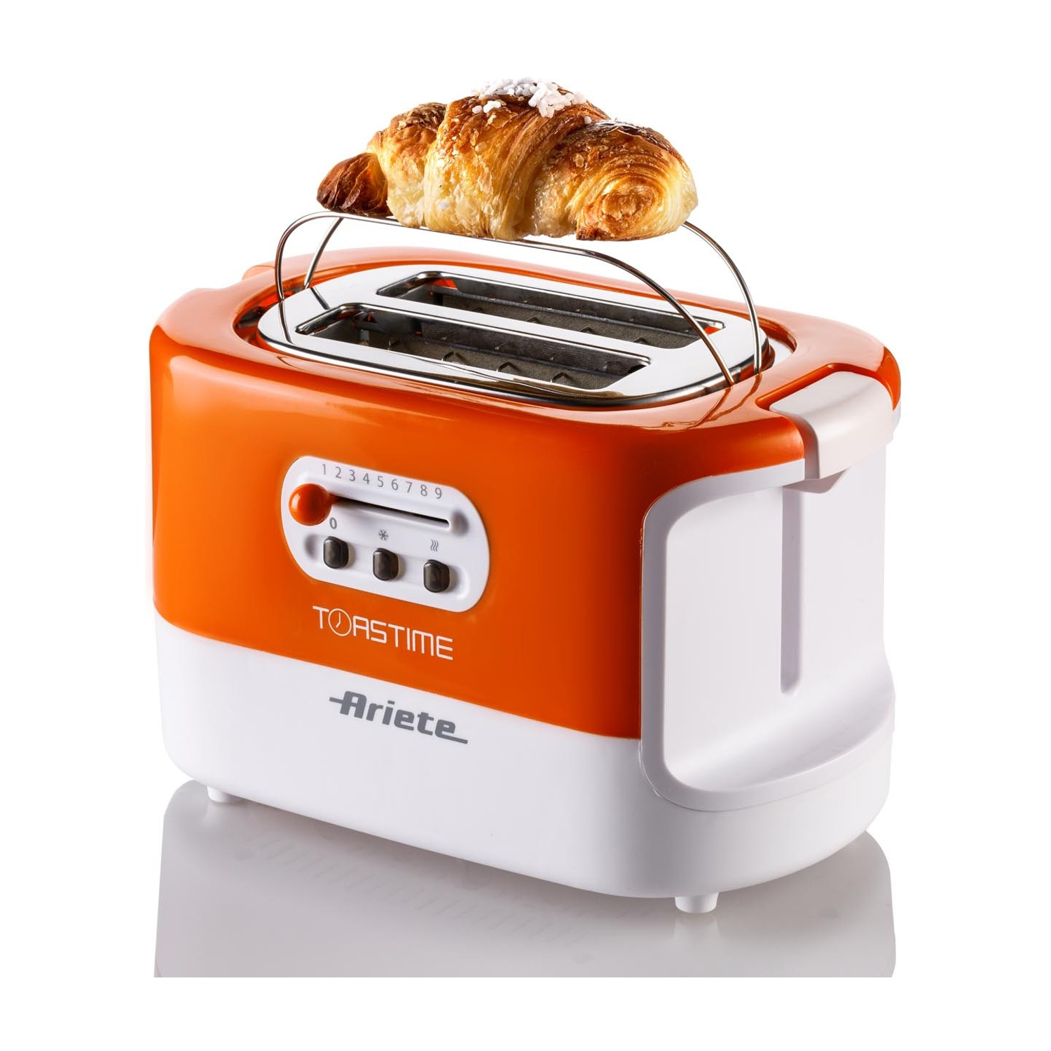 Tostapane arancione e bianco con croissant sopra. Ha pulsanti e un'etichetta 'TOASTTIME'.