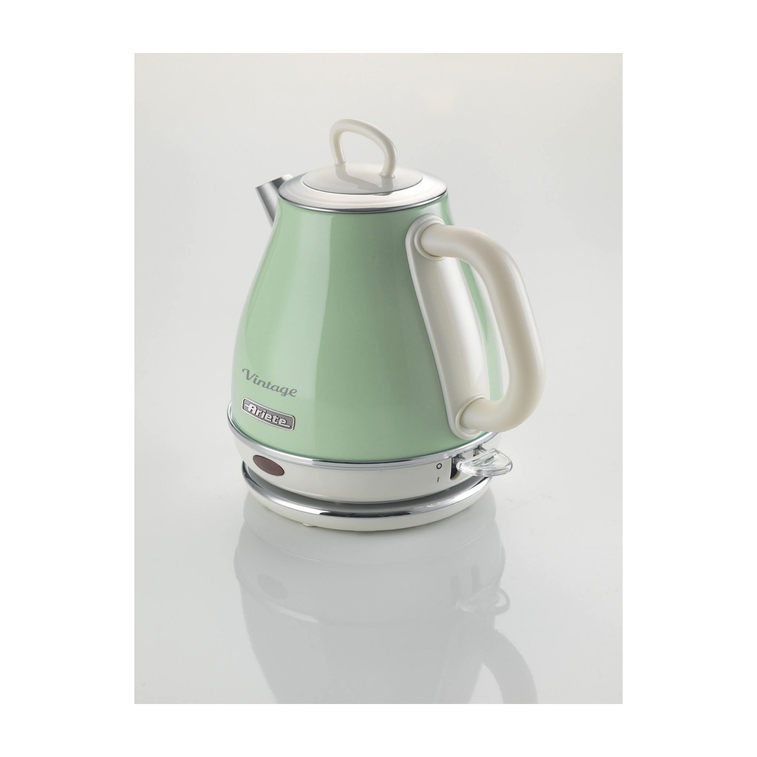Bollitore Ariete verde su una superficie bianca. Ha un manico bianco e una base argentata.