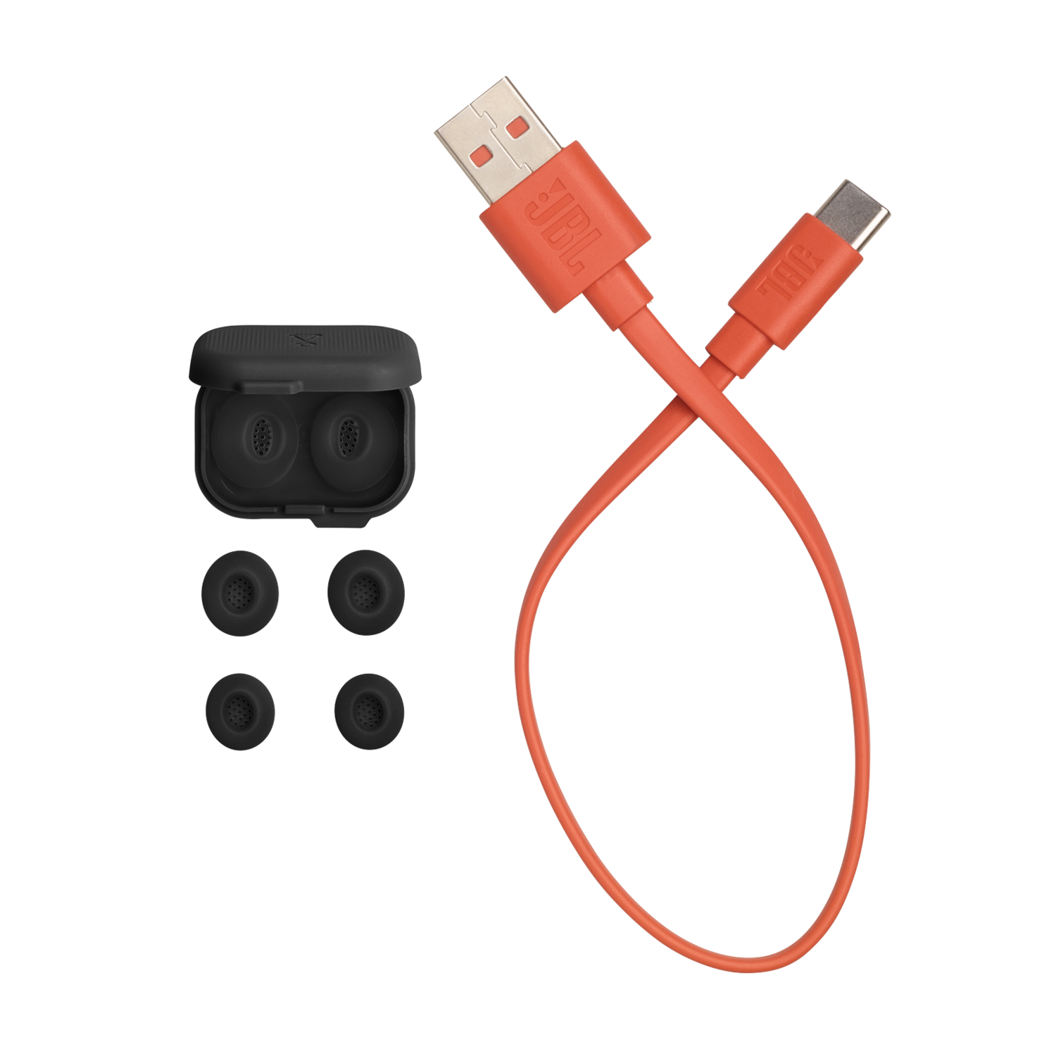 JBL oordopjes, etui en oplaadkabel. De kabel is oranje met USB- en USB-C connectoren.