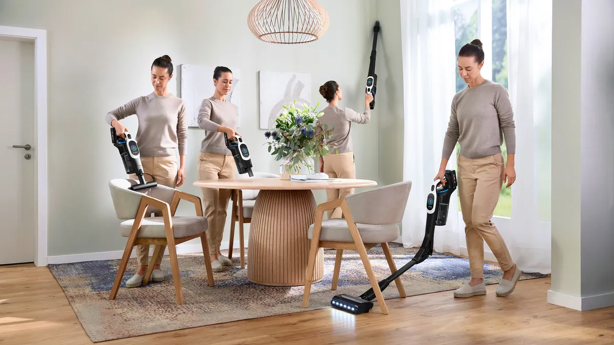 Kobieta odkurzająca pokój, z wielu perspektyw. Używa odkurzacza na różnych powierzchniach.