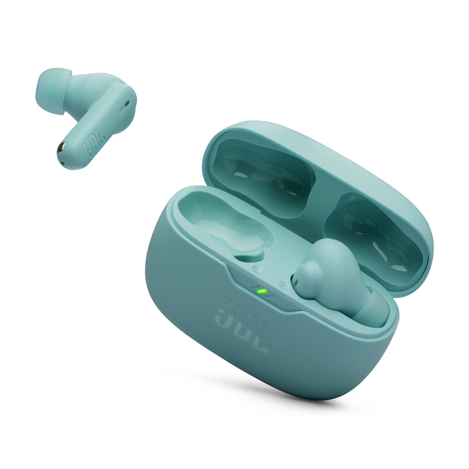 Turquoise JBL oordopjes en oplaadcase op witte achtergrond. Eén oordopje los.