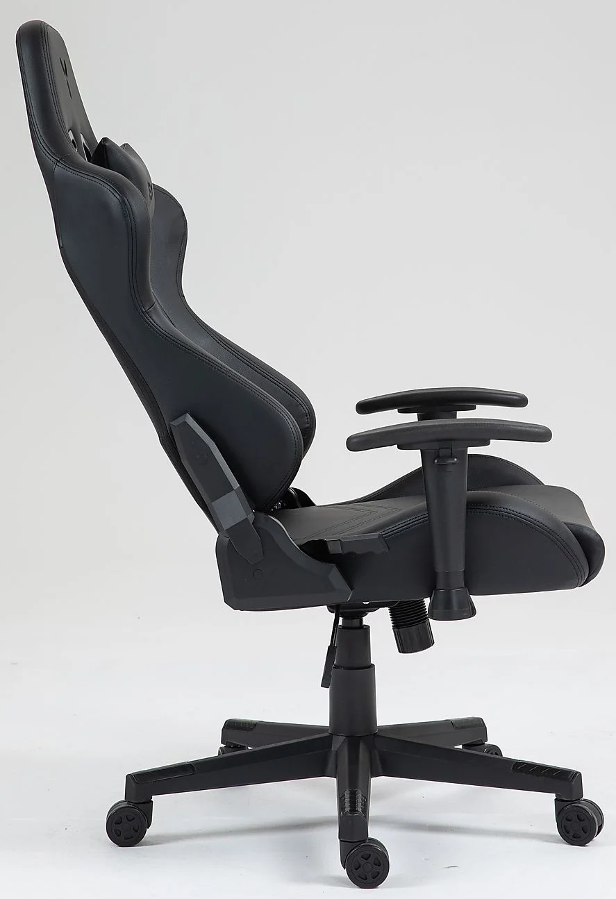 Fekete gamer szék magas háttámlával, karfákkal és ötágú lábbal, kerekekkel.