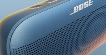 Nahaufnahme eines blauen Bose-Lautsprechers mit perforierter Front und weißem Bose-Logo.