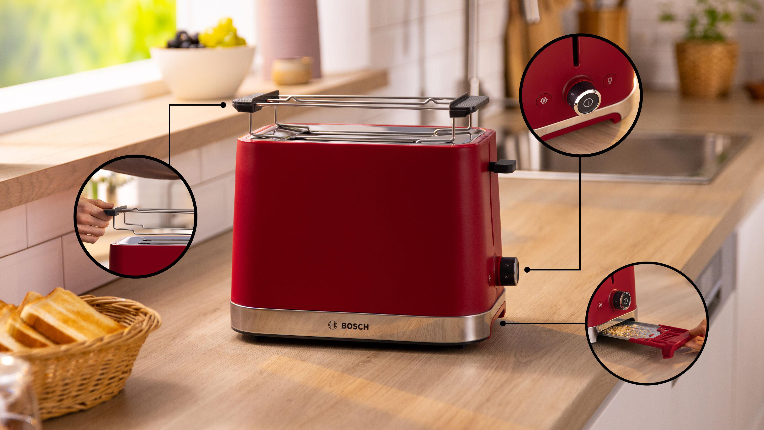 Roter Toaster mit silbernen Akzenten, Nahaufnahmen von Bedienelementen und Korb mit Toast. Küchenarbeitsplatten-Hintergrund.