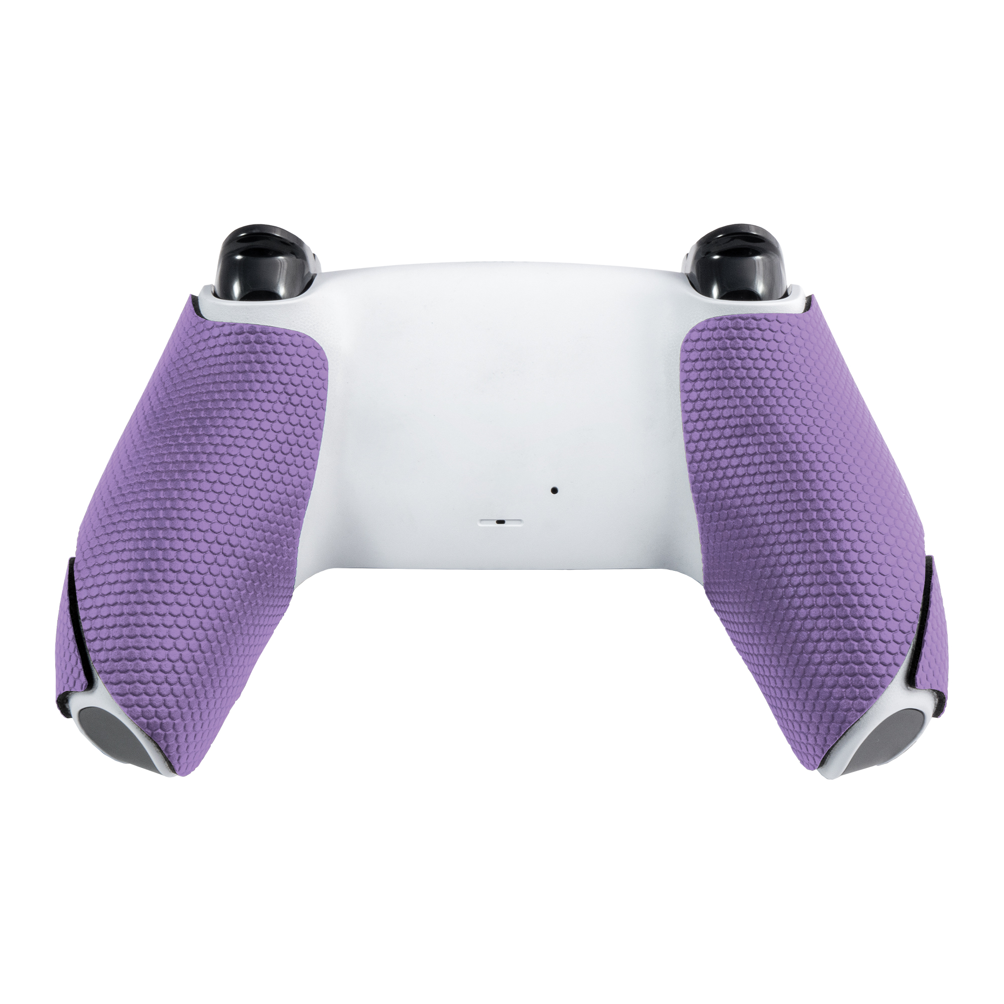Ein weißer PlayStation 5-Controller mit lila strukturierten Griffen auf der Rückseite.