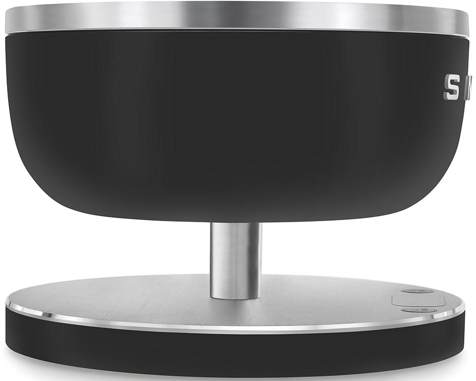 Appareil de cuisine noir et argenté. C'est un objet en forme de bol sur un support argenté avec des boutons.