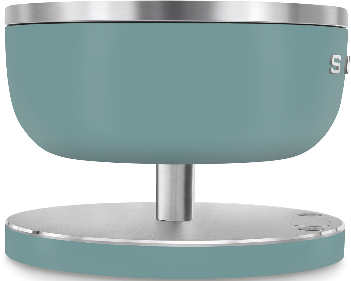 Un batteur sur socle KitchenAid rouge avec un robot culinaire blanc attaché.