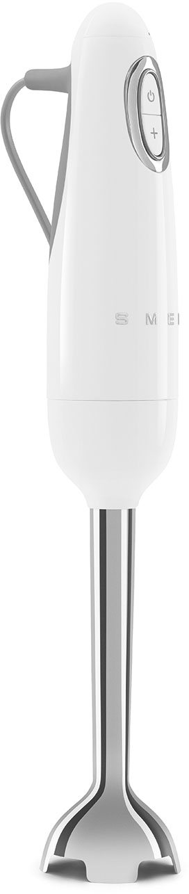 Ein weißer Stabmixer mit grauem Griff und Knöpfen. Er hat eine Edelstahlklinge und ein Markenlogo.