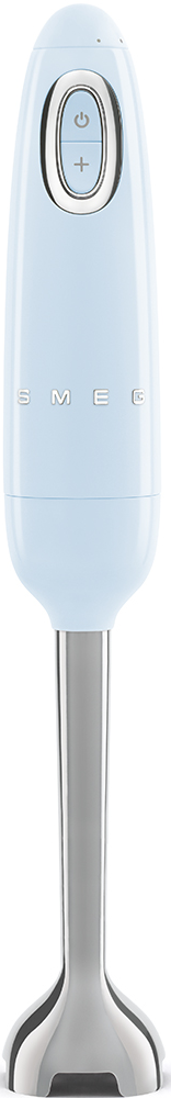 Ein hellblauer Handmixer mit silbernem Sockel und dem SMEG-Logo auf der Vorderseite.