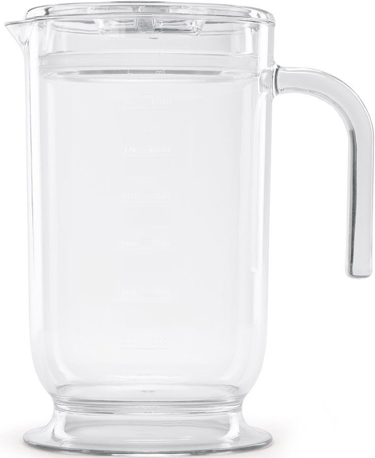 Ein klarer Glaskrug mit Henkel. Er hat einen Deckel und Messmarkierungen an der Seite.