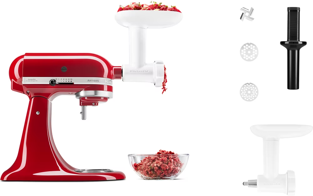 Robot da cucina KitchenAid rosso con accessorio tritacarne e carne macinata.