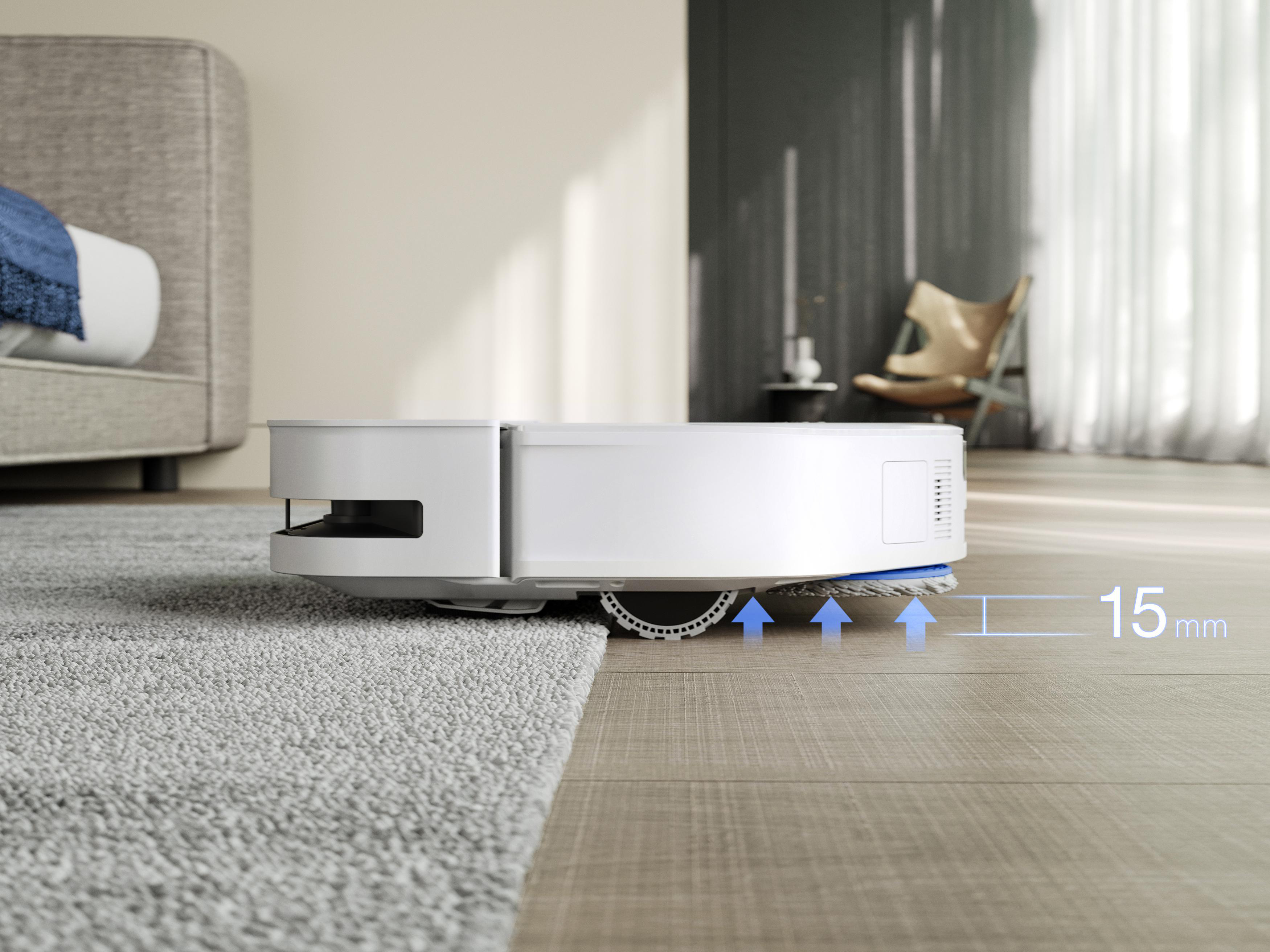 Weißer Roboter-Staubsauger auf einem Boden, der eine Freiraumhöhe von 15 mm zeigt.