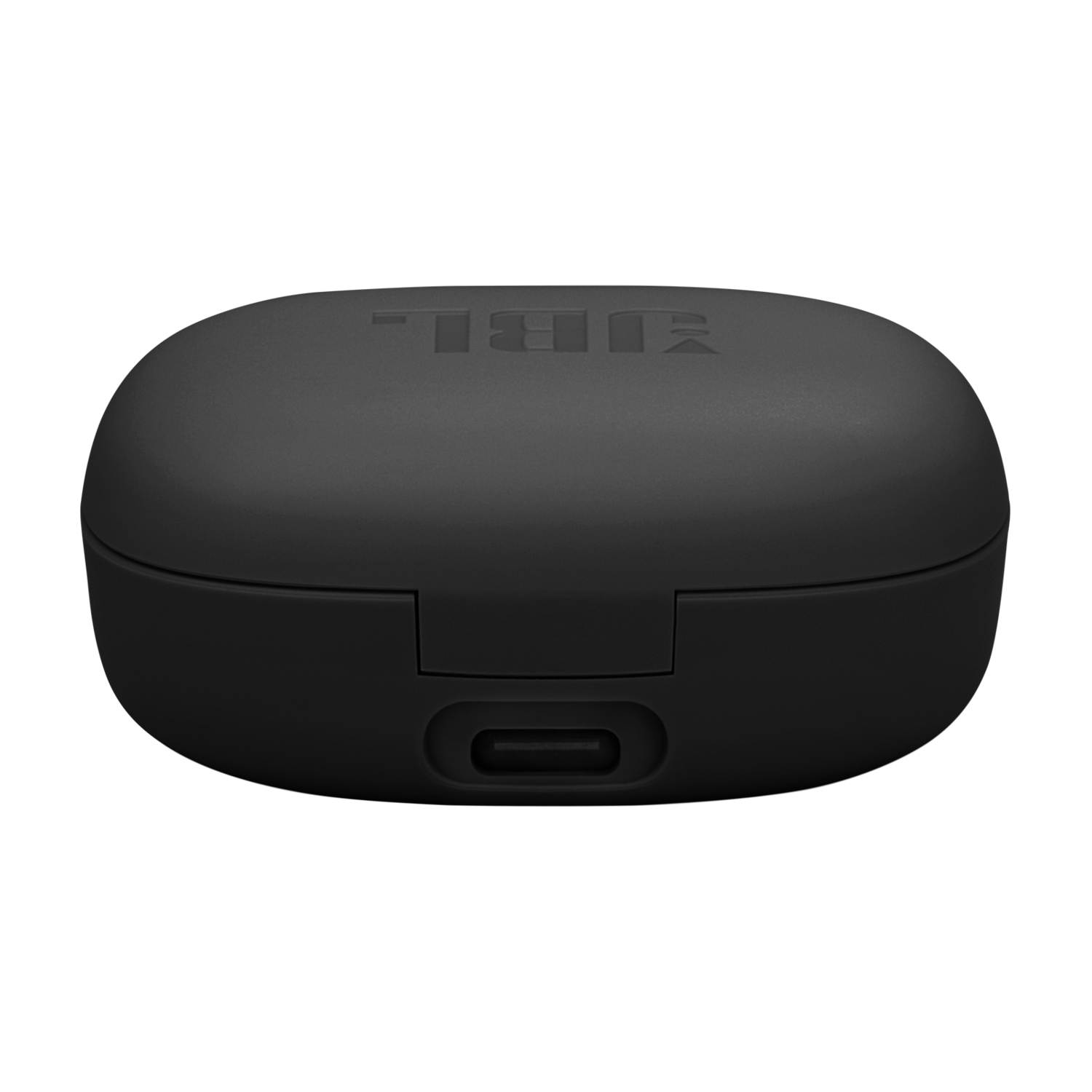 Zwarte oplaadcase voor oordopjes met een USB-C-poort aan de voorkant, op een zwarte achtergrond.