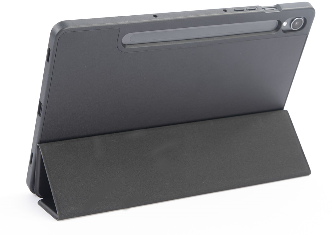 Fekete tablet tokban felállítva. A tok össze van hajtva, hogy a tabletet egyenesen tartsa. Fehér háttér.