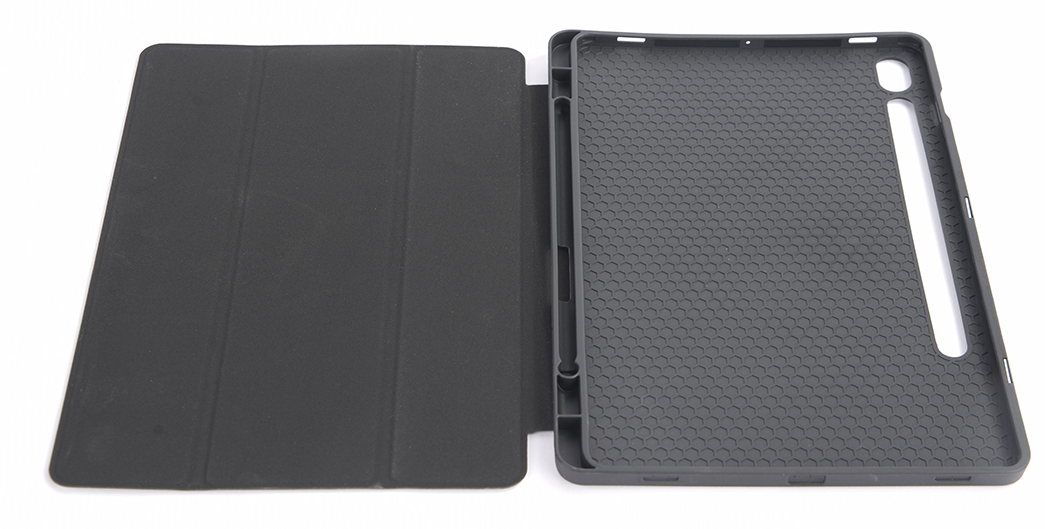 Sötétszürke tablettok és egy hozzáillő tablet. A tok nyitva van, a belsejében tolltartóval.