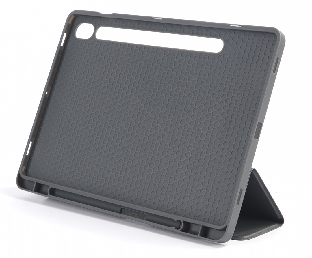 Egy szürke tablet tok állvánnyal. A belseje méhsejtmintás és van benne egy tolltartó.