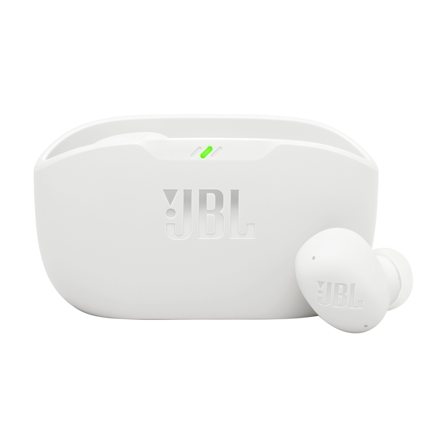Witte JBL oordopjes en oplaadcase. De case heeft een groen lampje. Oordopje ligt naast de case.