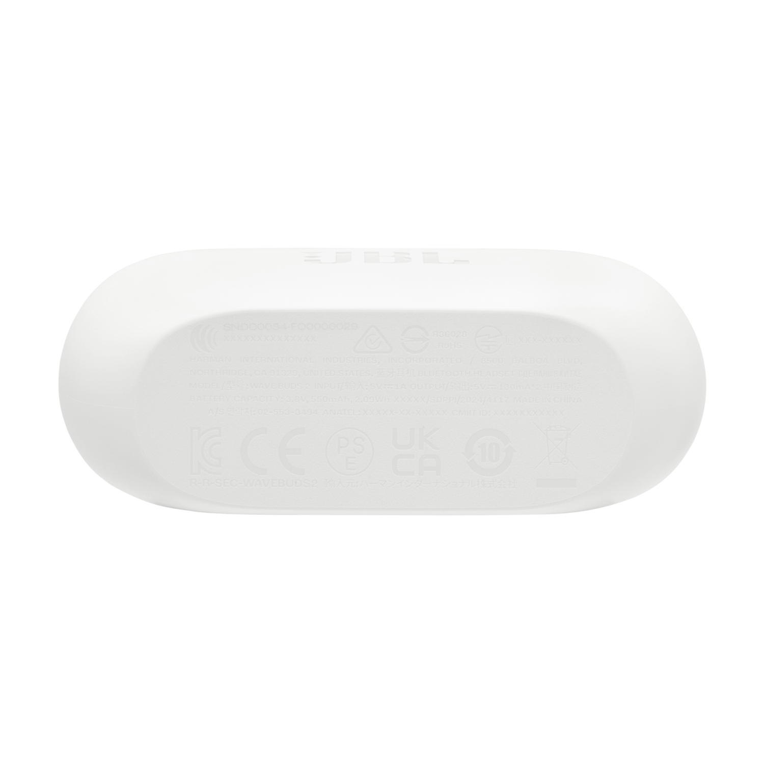 Onderaanzicht van een witte JBL draadloze oordopjes oplaadcase met tekst en logo's erop.