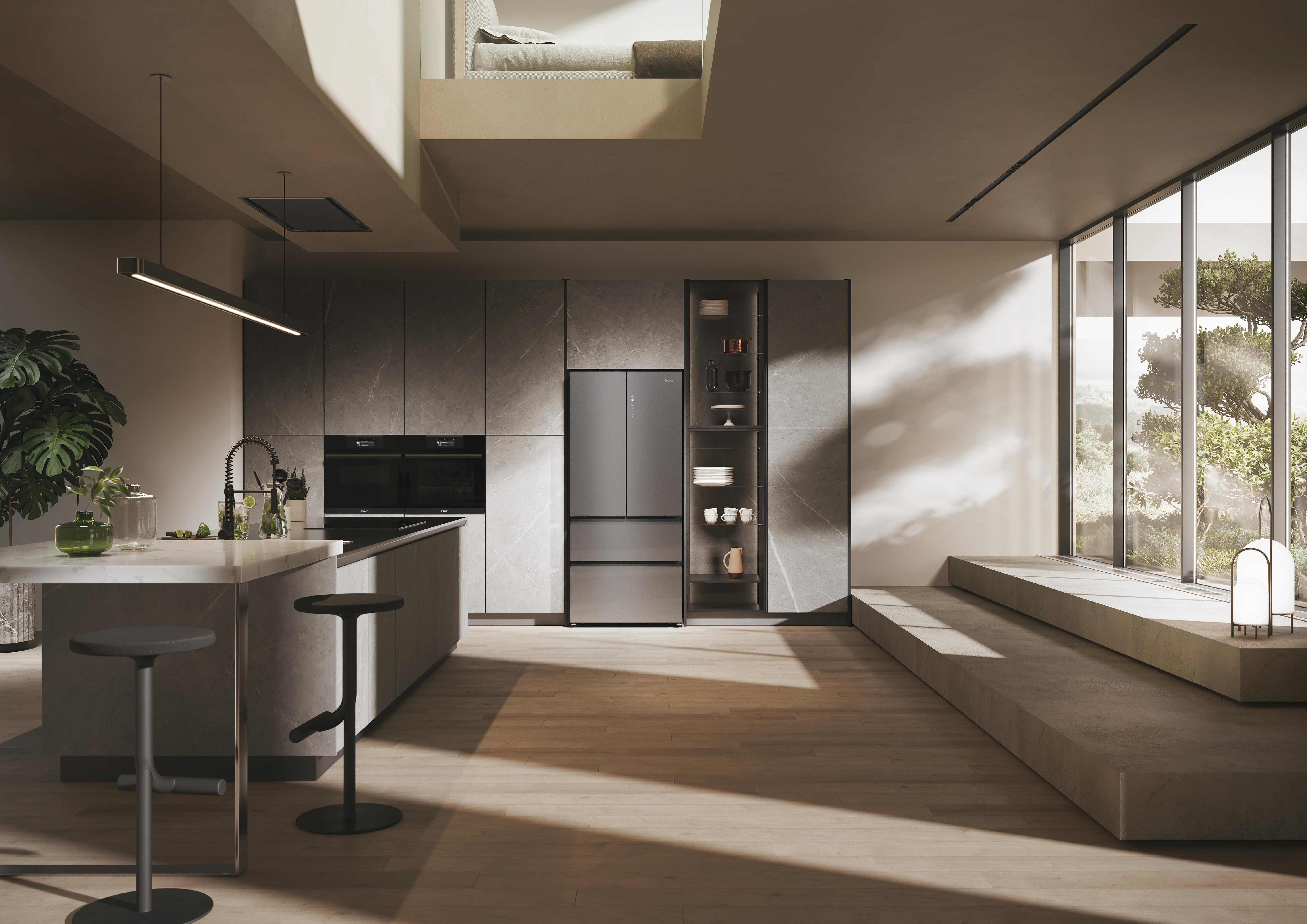 Moderne Küche mit Insel, Kühlschrank und Sitzbereich. Holzboden, neutrale Töne.