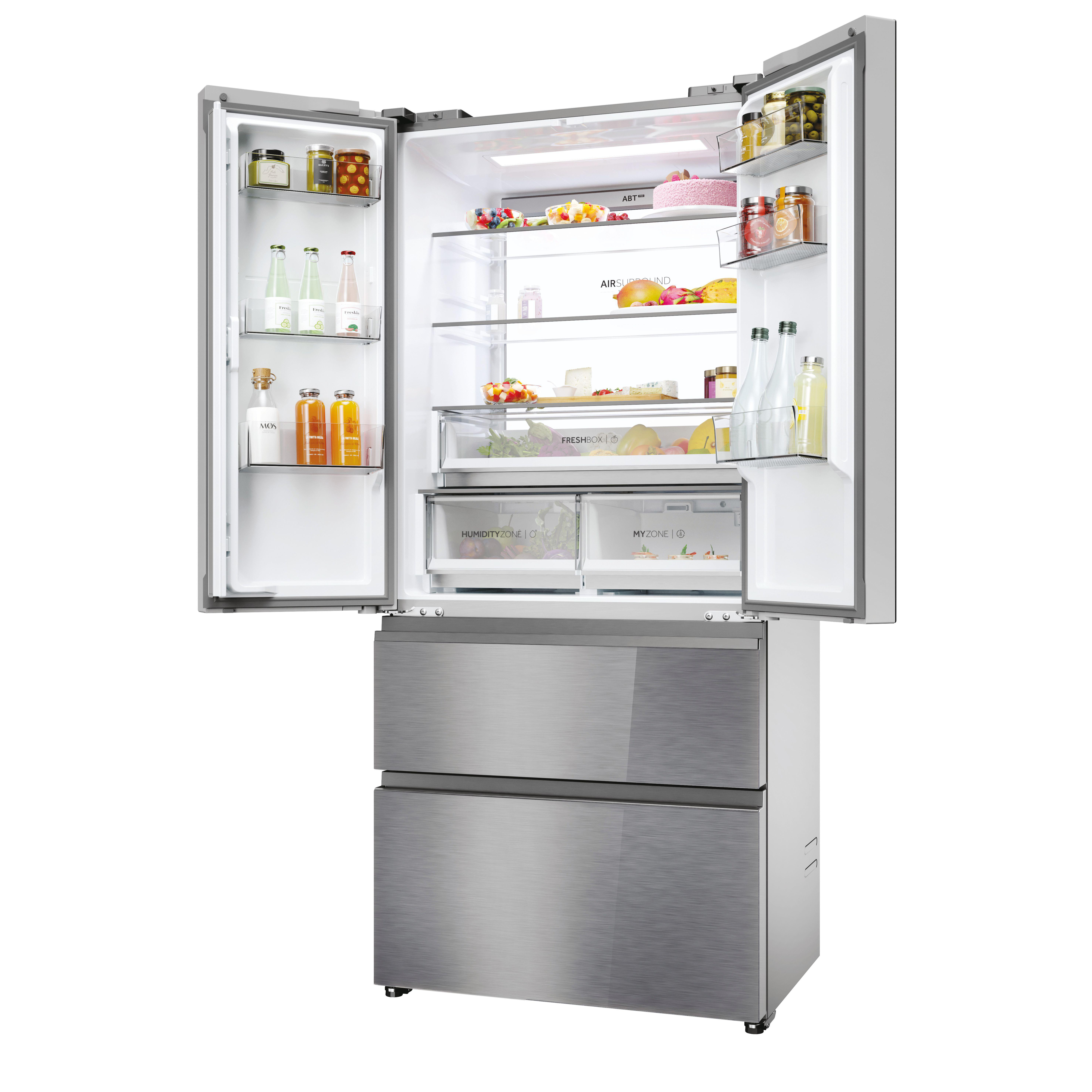 Geöffneter Kühlschrank mit verschiedenen Lebensmitteln und Edelstahl außen.
