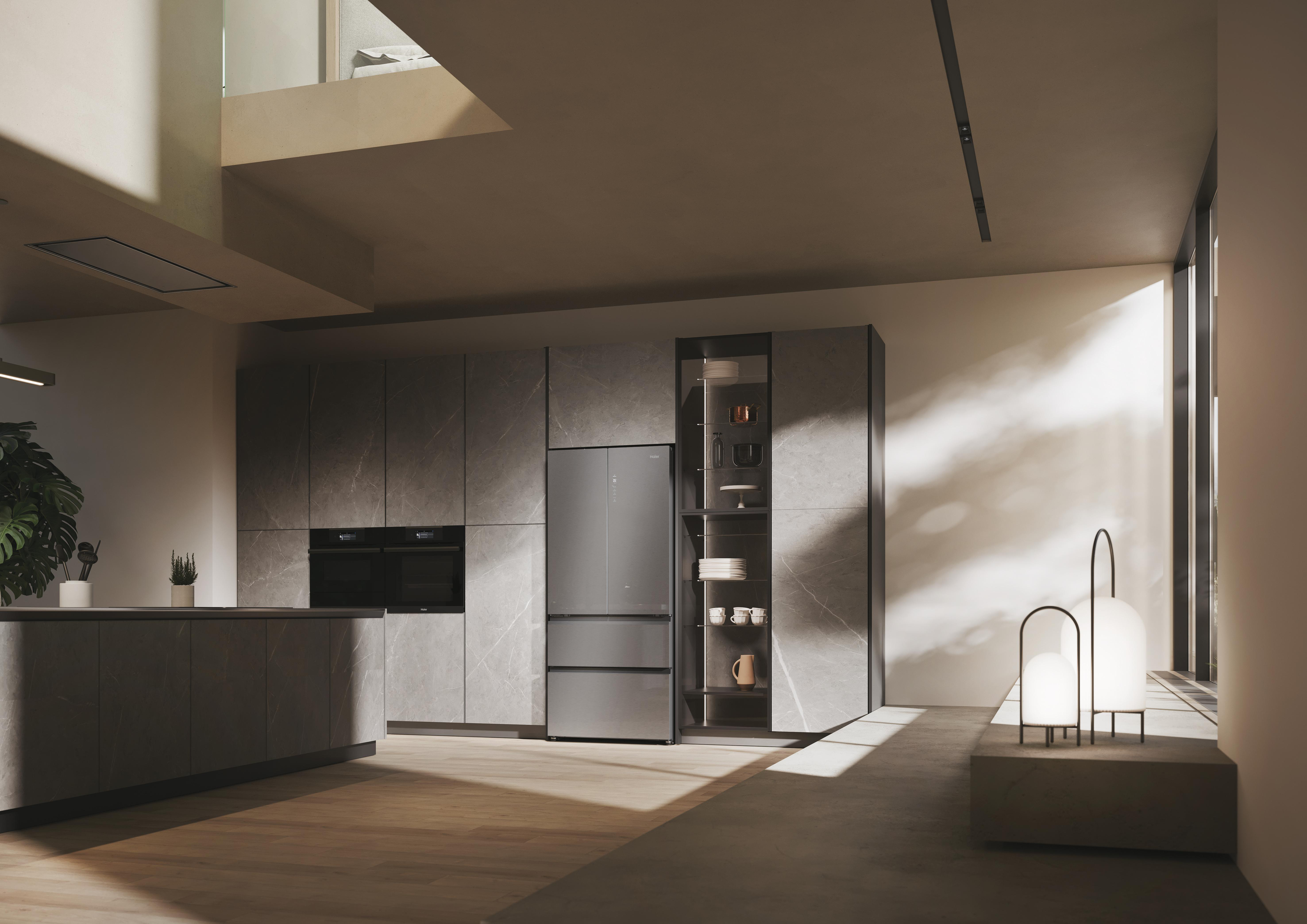 Eine moderne Küche mit grauen Schränken, einem Kühlschrank und Geräten. Rechts befindet sich ein Fenster und eine minimalistische Lampe.