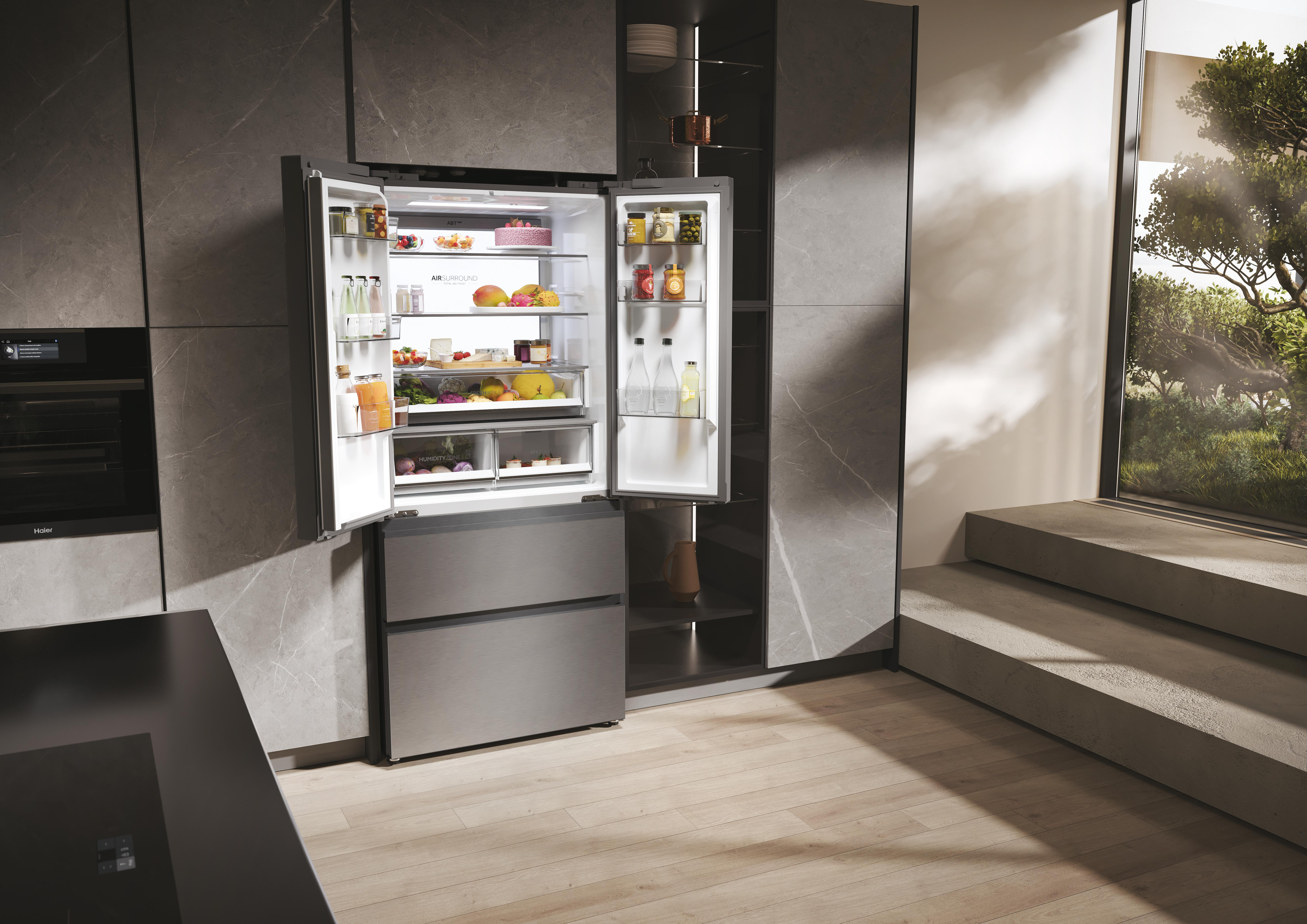 Kühlschrank mit geöffneten Türen, gefüllt mit Lebensmitteln, in moderner Küche mit Tageslicht.