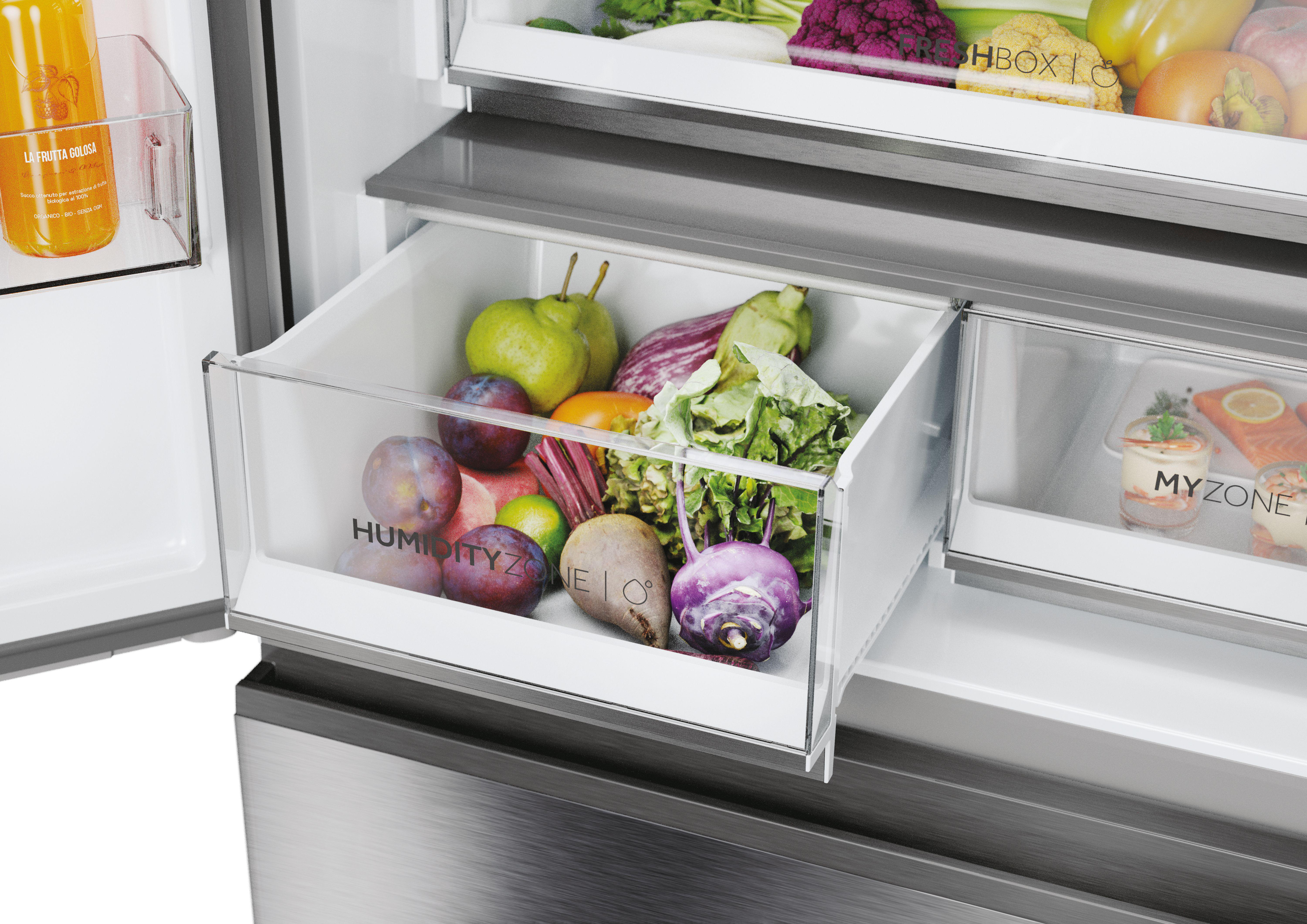 Kühlschublade mit Gemüse und Obst. Nahaufnahme. Weißer Hintergrund.
