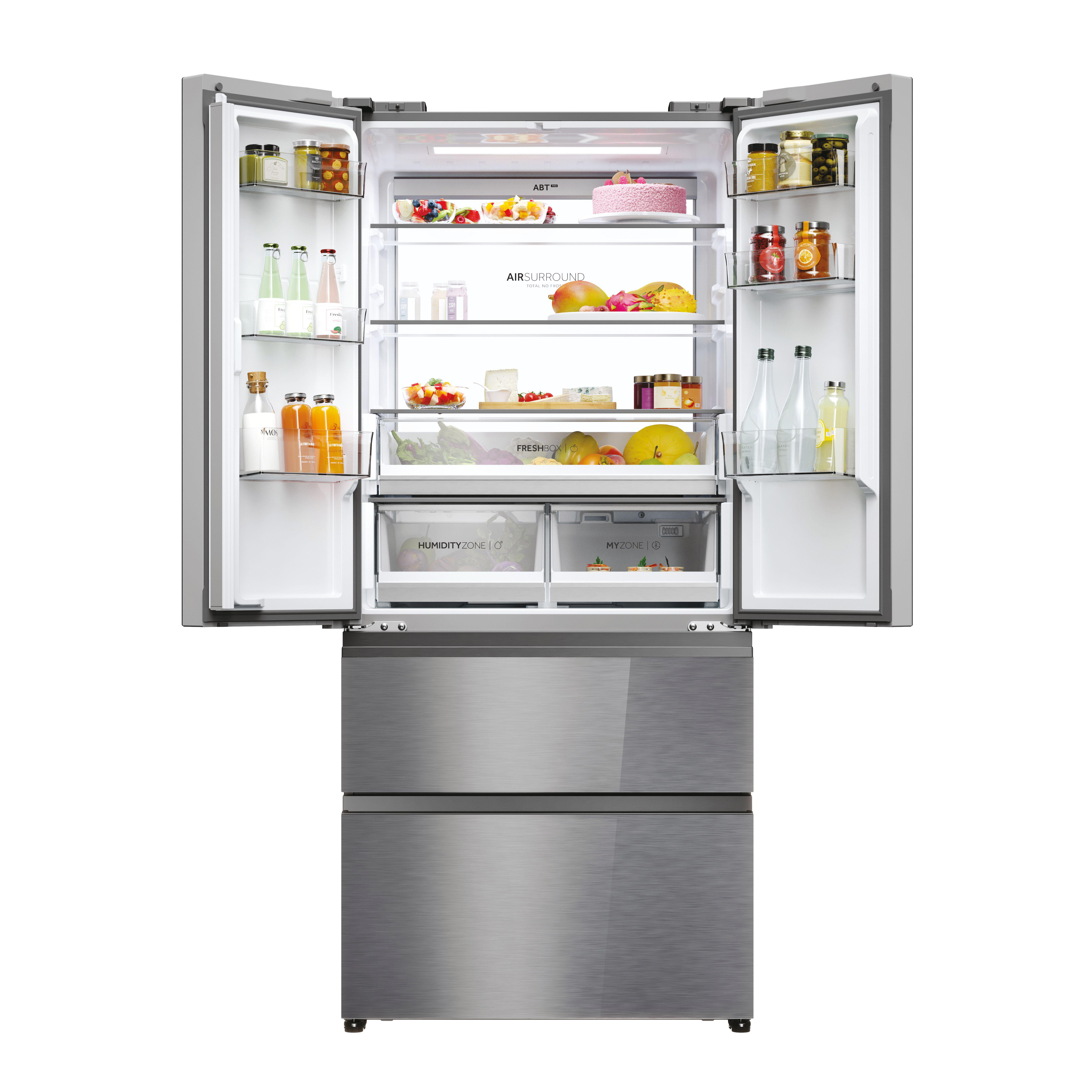 Geöffneter Edelstahlkühlschrank mit Lebensmitteln. Türen öffnen sich zu Regalen.