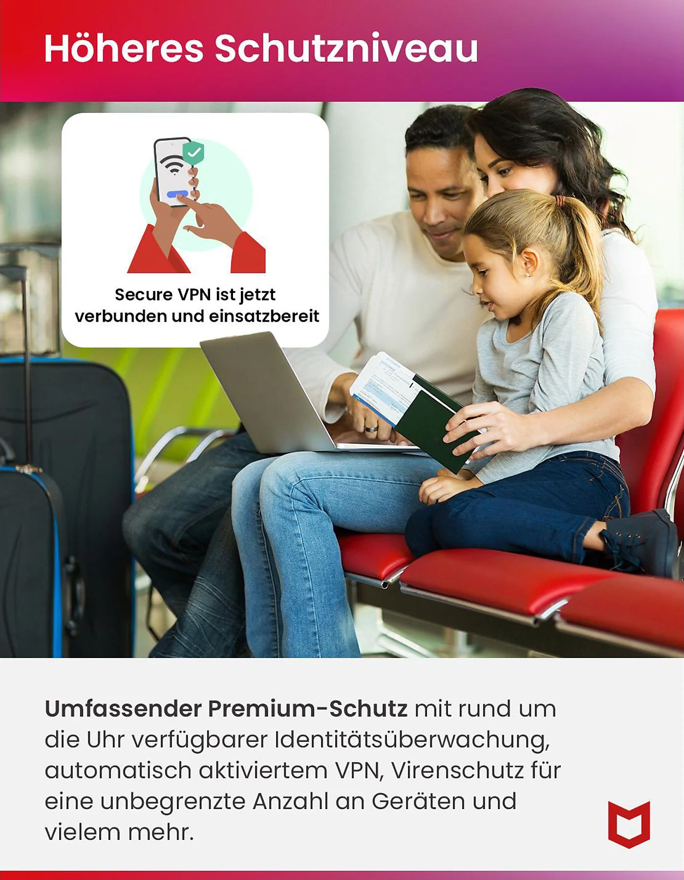 Famiglia in aeroporto usa laptop, con pubblicità VPN sicura su telefono.