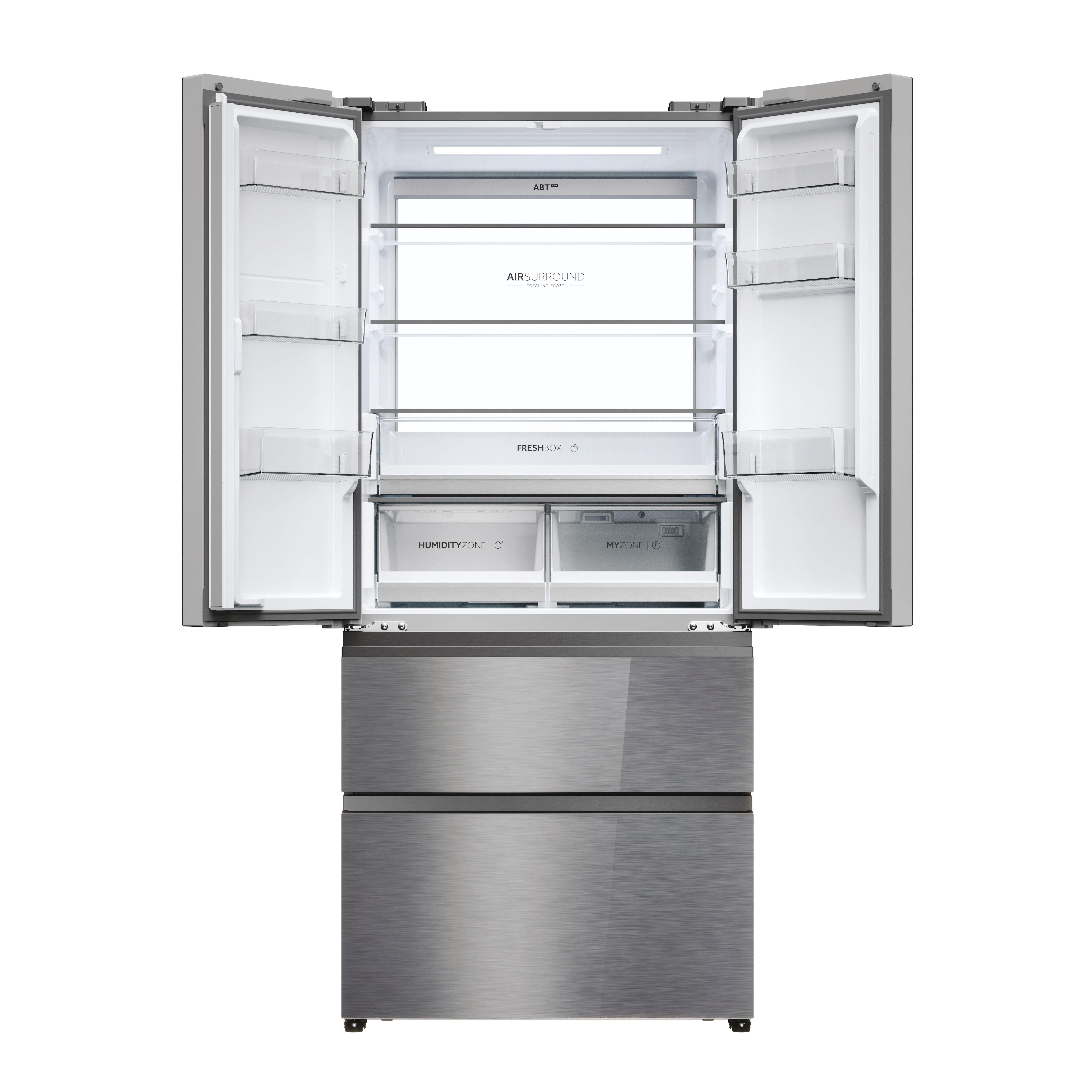 Ein moderner Kühlschrank aus Edelstahl mit geöffneten Türen, mit Regalen und Schubladen im Inneren.
