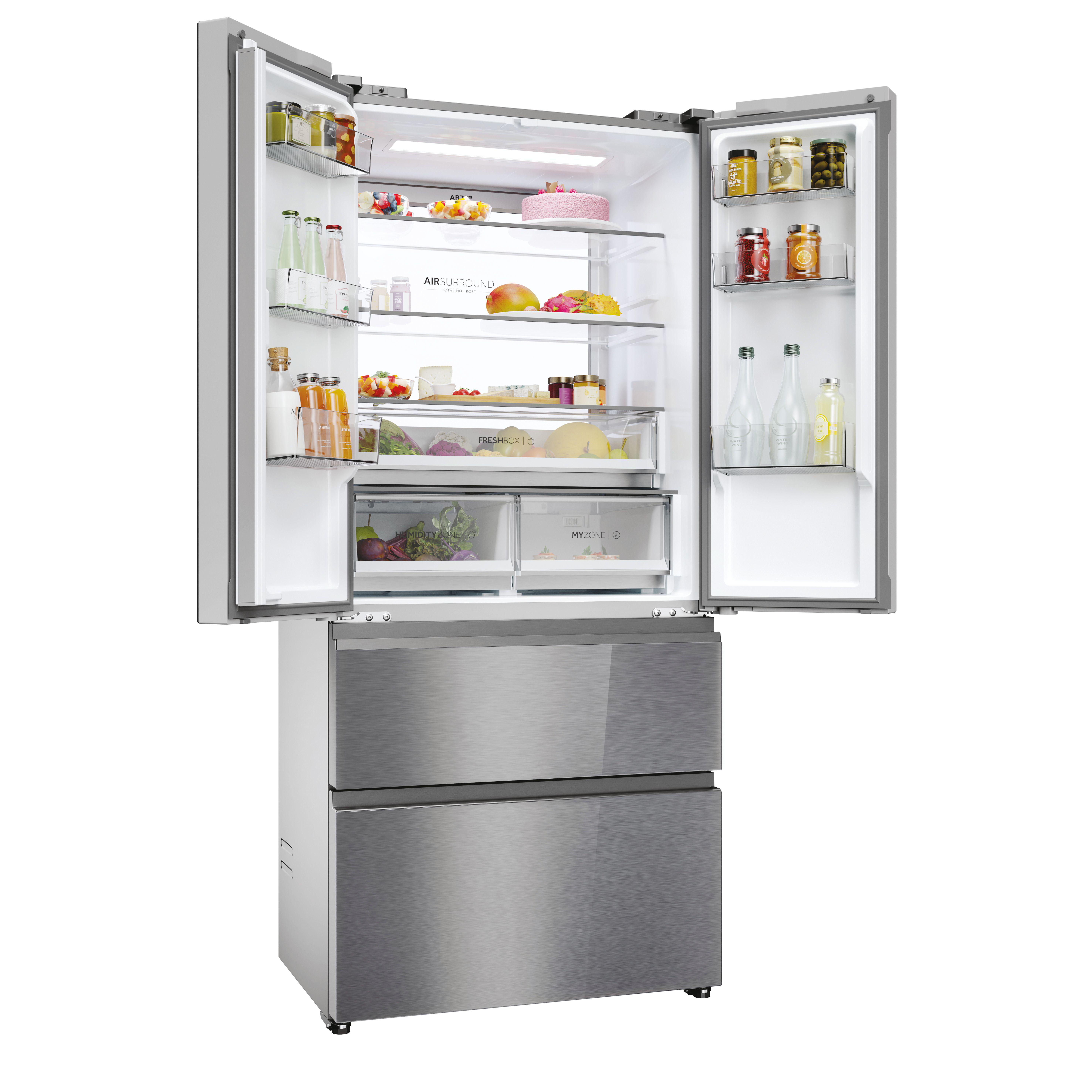Edelstahl-Kühlschrank mit geöffneten Türen, Innenraum mit Lebensmitteln und Regalen.