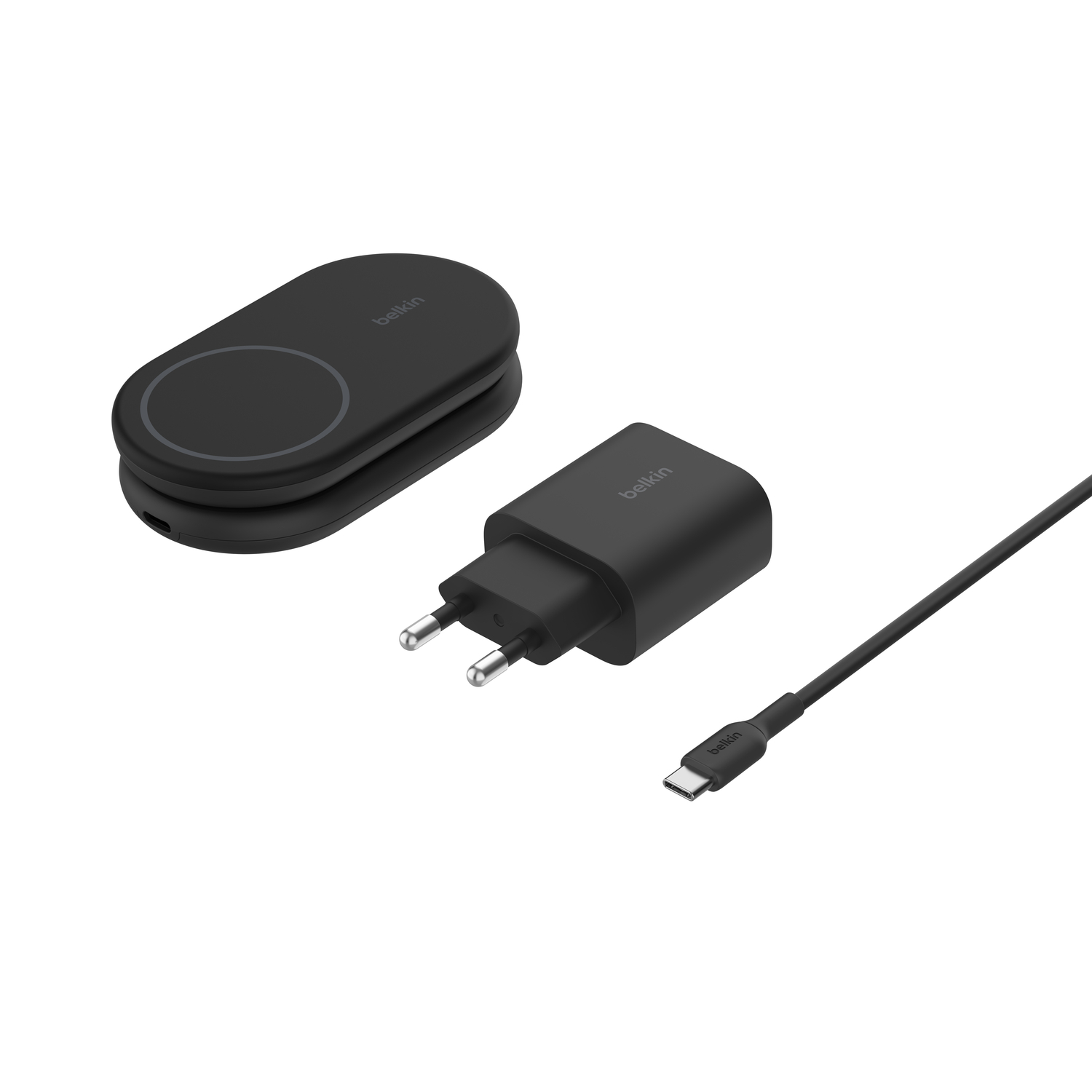 Zwart Belkin draadloos oplaadpad, wandadapter en USB-C-kabel.